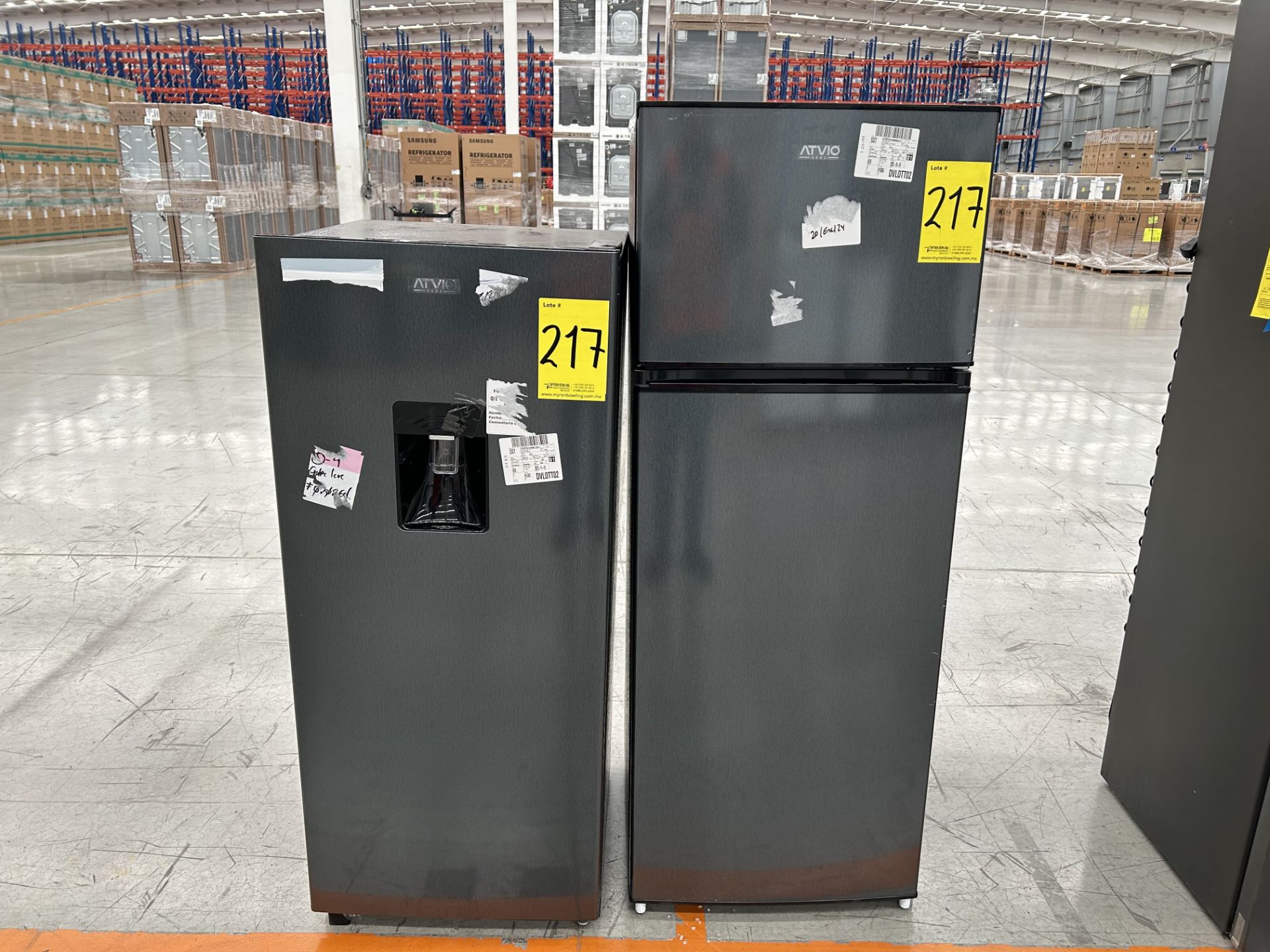 Lote de 2 Refrigeradores contiene: 1 Refrigerador con dispensador de agua Marca ATVIO, Modelo AT66U