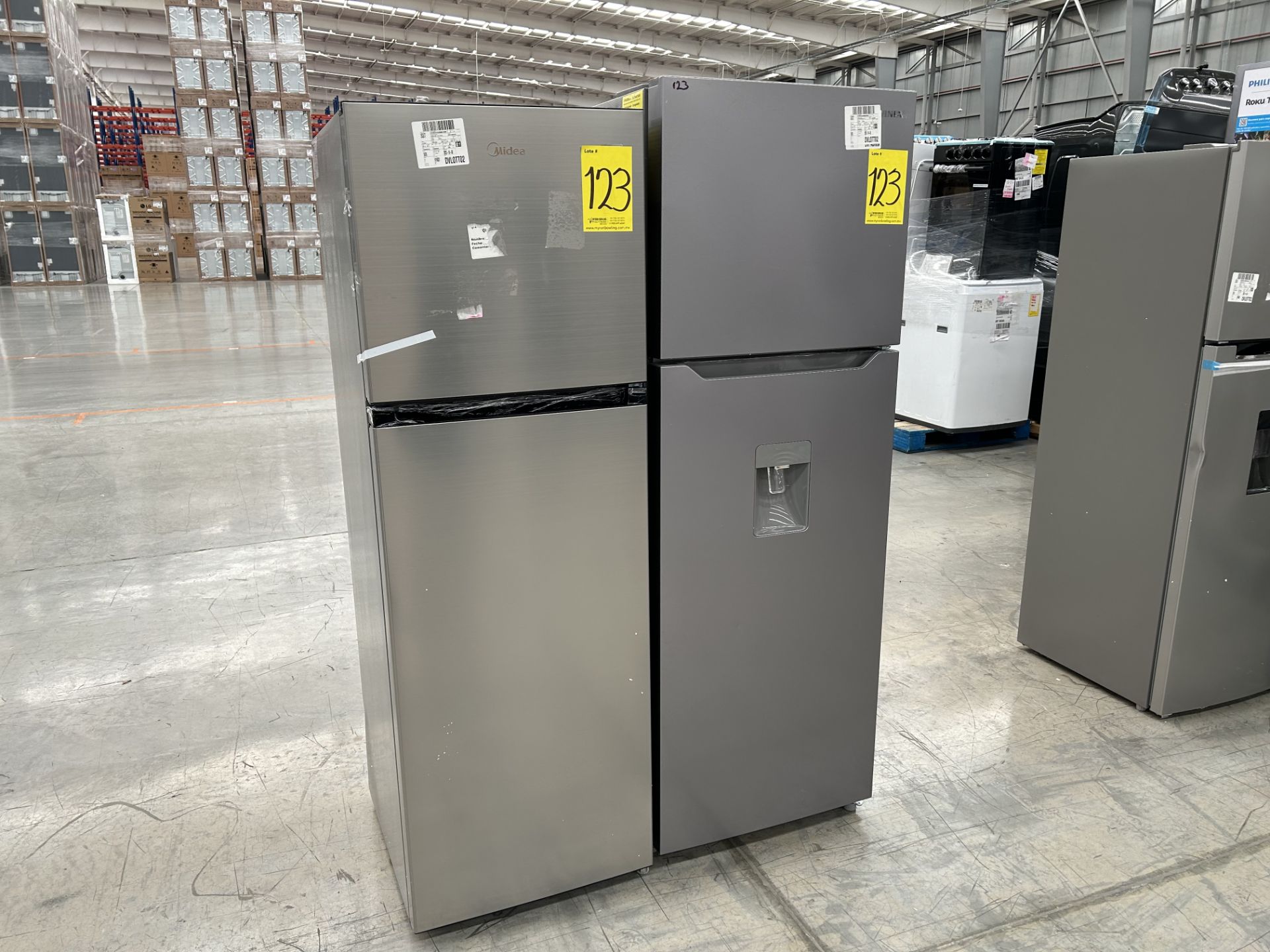 Lote de 2 Refrigeradores contiene: 1 Refrigerador con dispensador de agua Marca MIDEA, Modelo WRT12 - Image 3 of 6