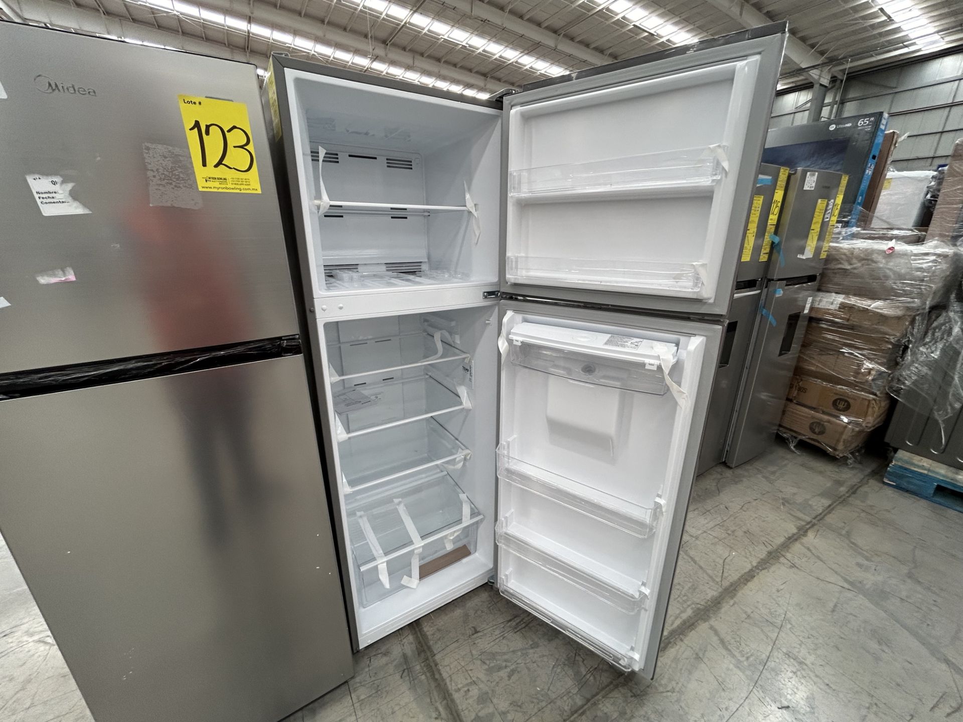 Lote de 2 Refrigeradores contiene: 1 Refrigerador con dispensador de agua Marca MIDEA, Modelo WRT12 - Image 4 of 6