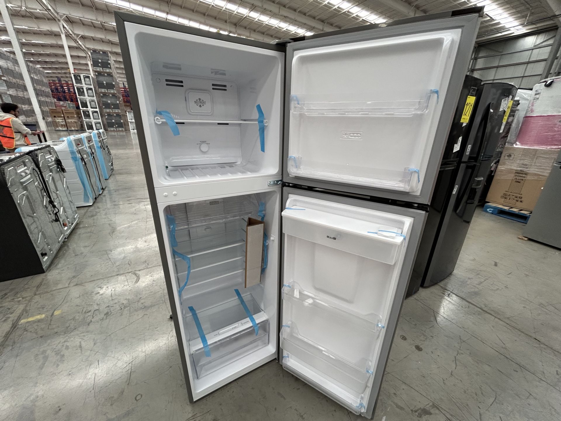 Lote de 2 Refrigeradores contiene: 1 Refrigerador con dispensador de agua Marca WHIRPOOL, Modelo WT - Image 5 of 6