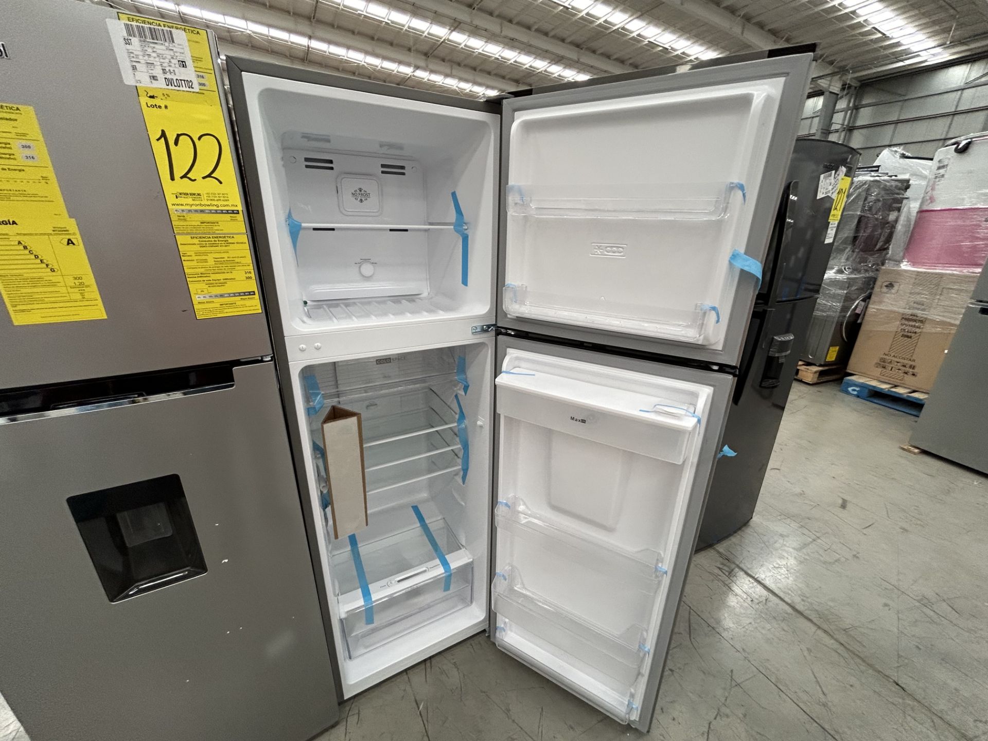 Lote de 2 Refrigeradores contiene: 1 Refrigerador con dispensador de agua Marca WHIRPOOL, Modelo WT - Image 4 of 6