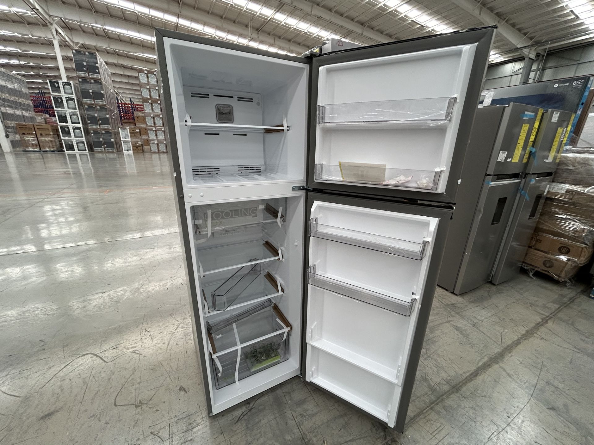 Lote de 2 Refrigeradores contiene: 1 Refrigerador con dispensador de agua Marca MIDEA, Modelo WRT12 - Image 5 of 6