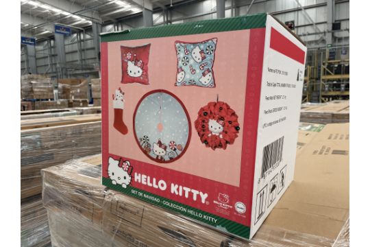 (Nuevo) Lote conformado por 29 set navideños, Colección Hello Kitty, incluye 2 almohadas, 1 pie de - Image 2 of 4