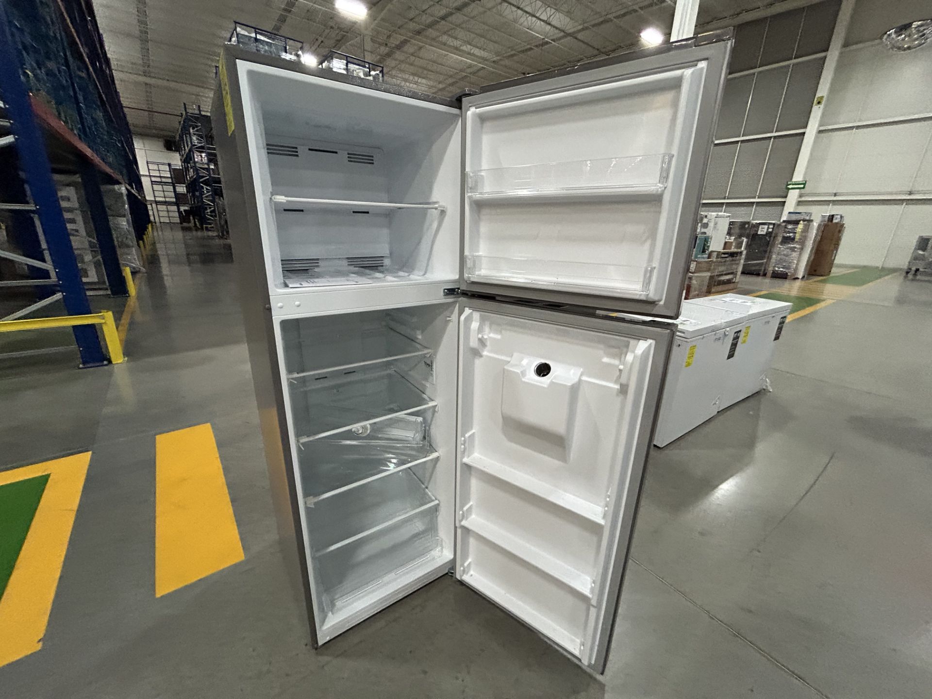 Lote de 2 Refrigeradores, contiene: 1 Refrigerador con Dispensador de Agua Marca WINIA, Modelo WRT1 - Image 5 of 6