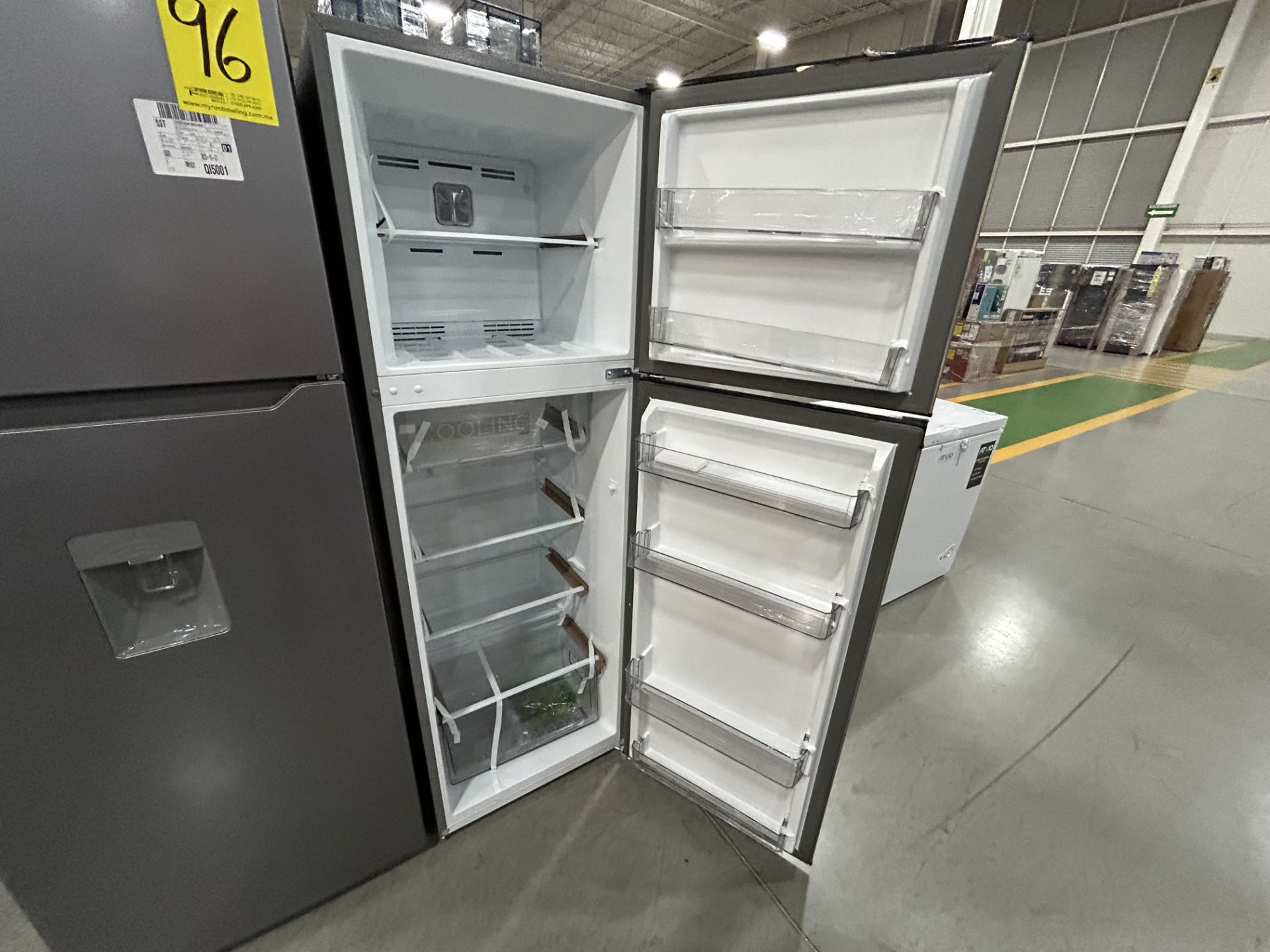 Lote de 2 Refrigeradores, contiene: 1 Refrigerador con Dispensador de Agua Marca WINIA, Modelo WRT1 - Image 4 of 6