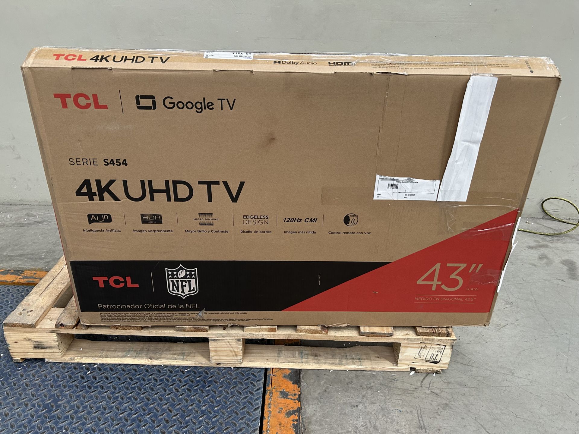 (NUEVO) Lote de 2 Pantallas, contiene: 1 Pantalla de 43" Marca TCL Modelo S454 4K UHD TV; 1 Pantall - Image 7 of 9