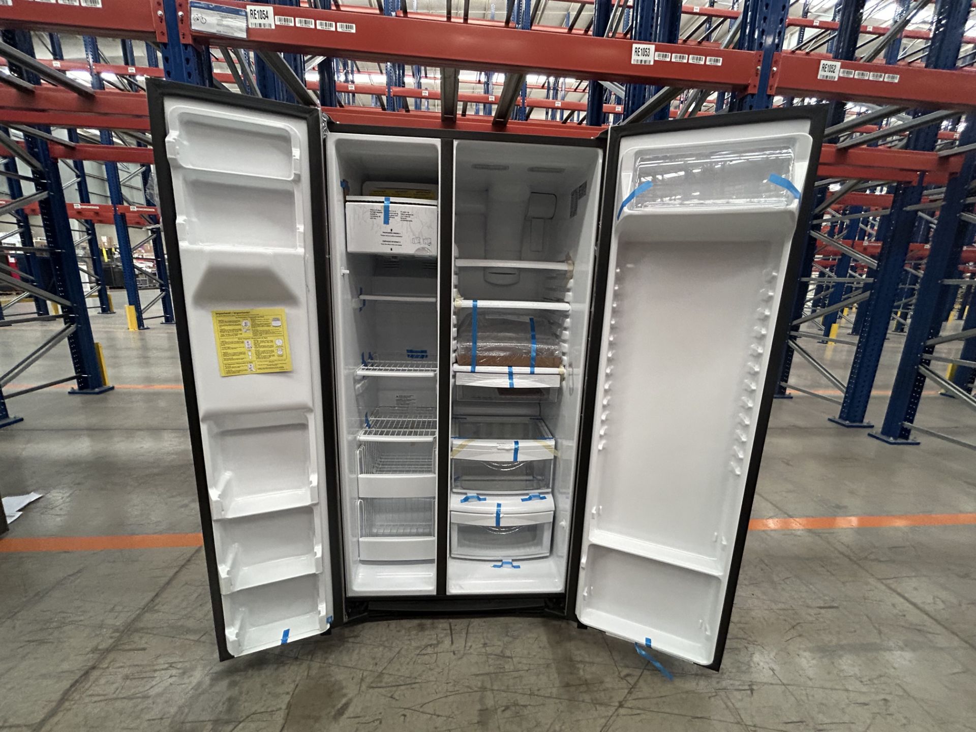 (NUEVO) Lote de 1 Refrigerador con dispensador de agua Marca GE, Modelo GNM26AETFSS, Serie 410165, - Image 4 of 5