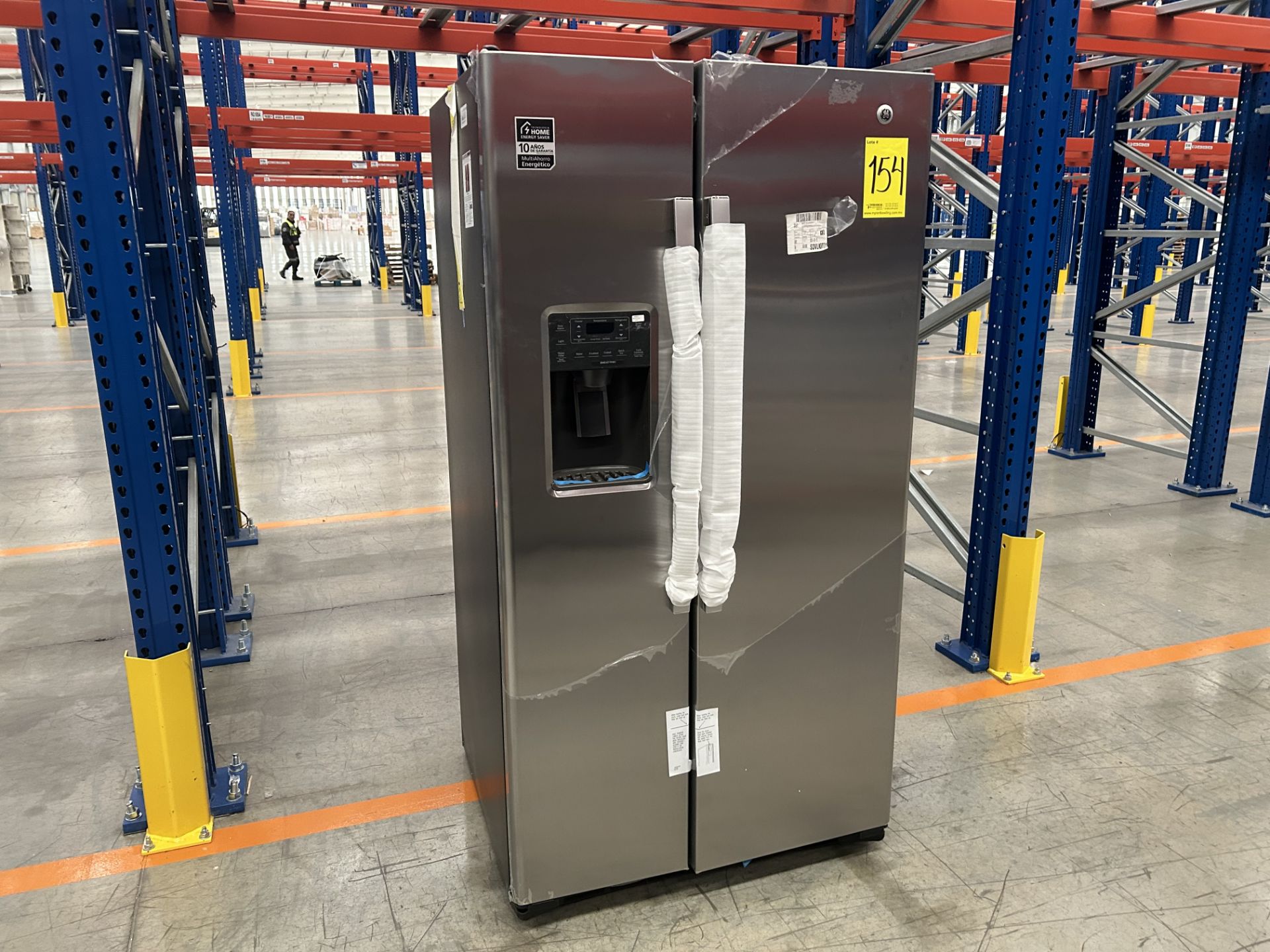 (NUEVO) Lote de 1 Refrigerador con dispensador de agua Marca GE, Modelo GNM26AETFSS, Serie 410165, - Image 2 of 5