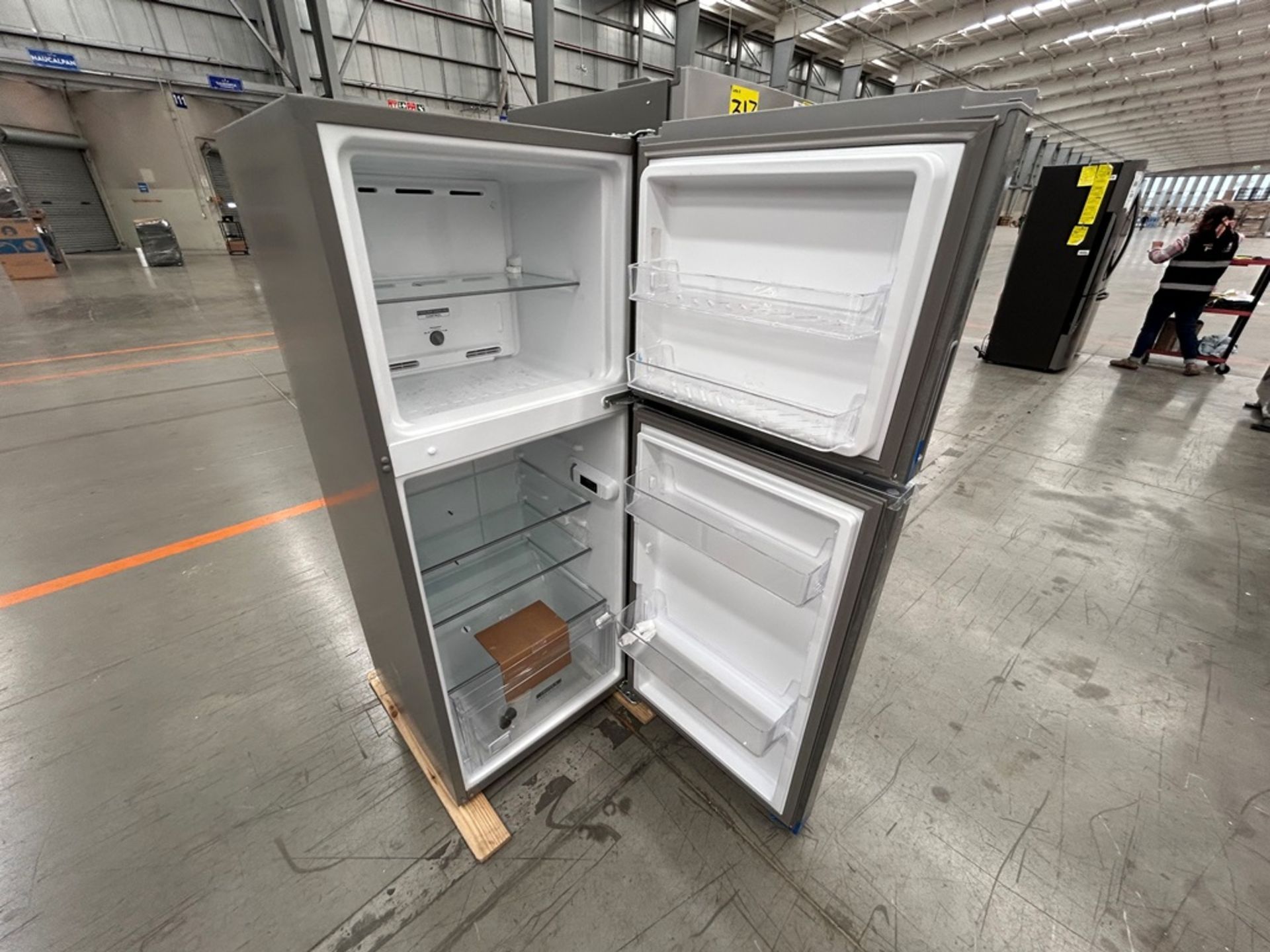 Lote de 2 Refrigeradores, contiene: 1 Refrigerador Marca WHIRLPOOL, Modelo WT1230K04, Serie VSC283 - Image 5 of 6