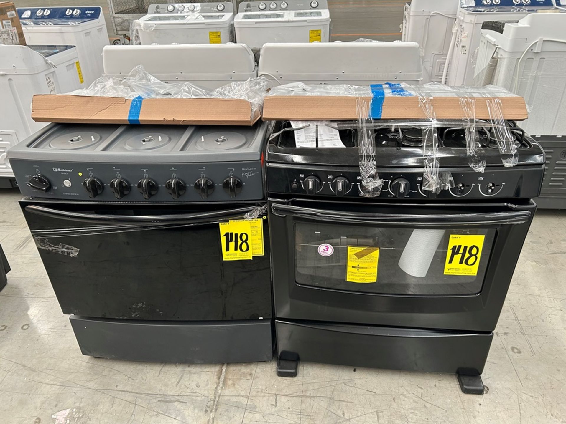 Lote de 2 Estufas de 6 quemadores, contiene: 1 Estufa Marca WHIRLPOOL Modelo AF5001Z00, Serie 21852