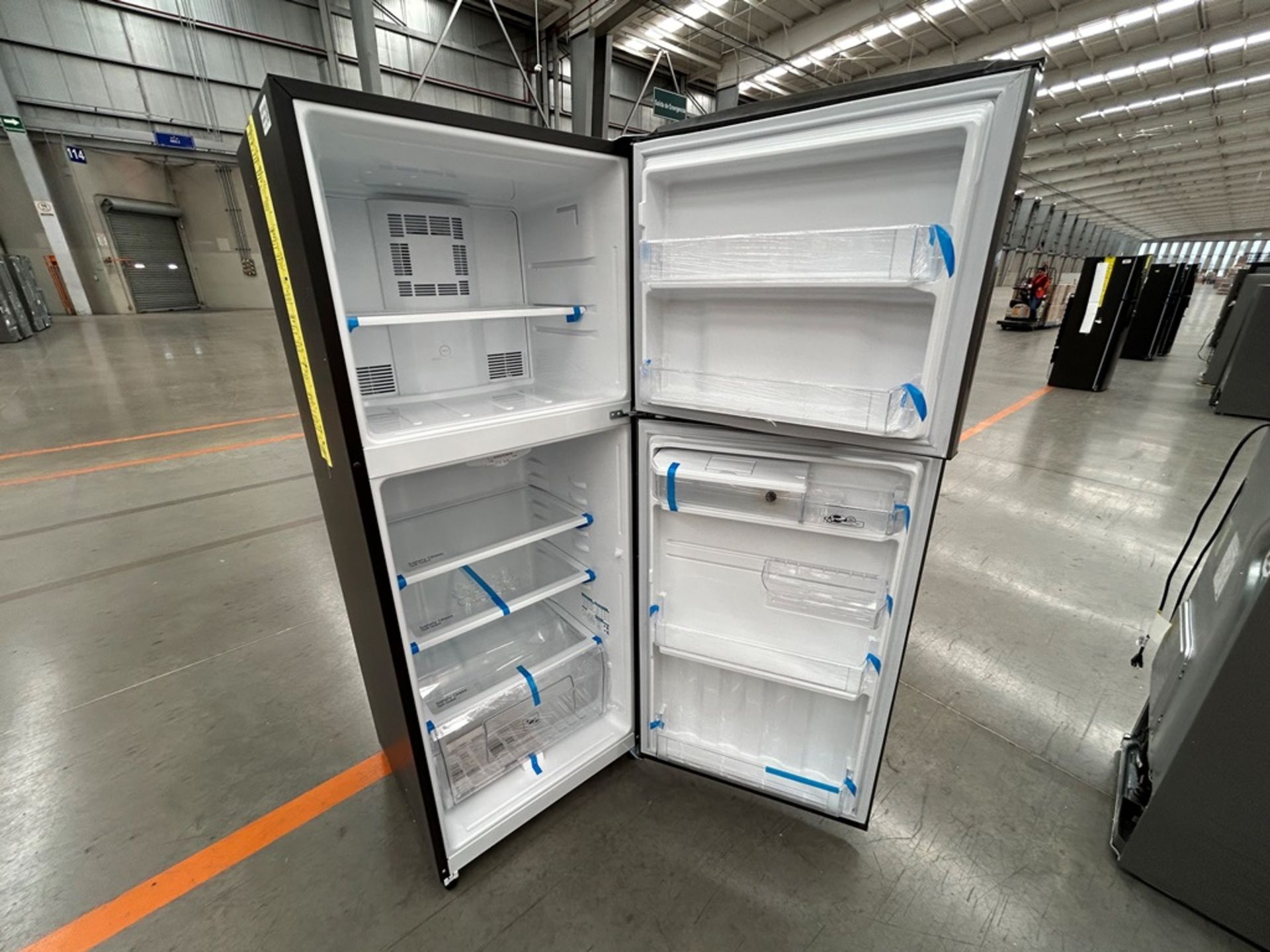Lote de 1 Refrigerador con dispensador de agua Marca MABE, Modelo RME360FBMRQ0 Serie 812168, Color - Image 4 of 5