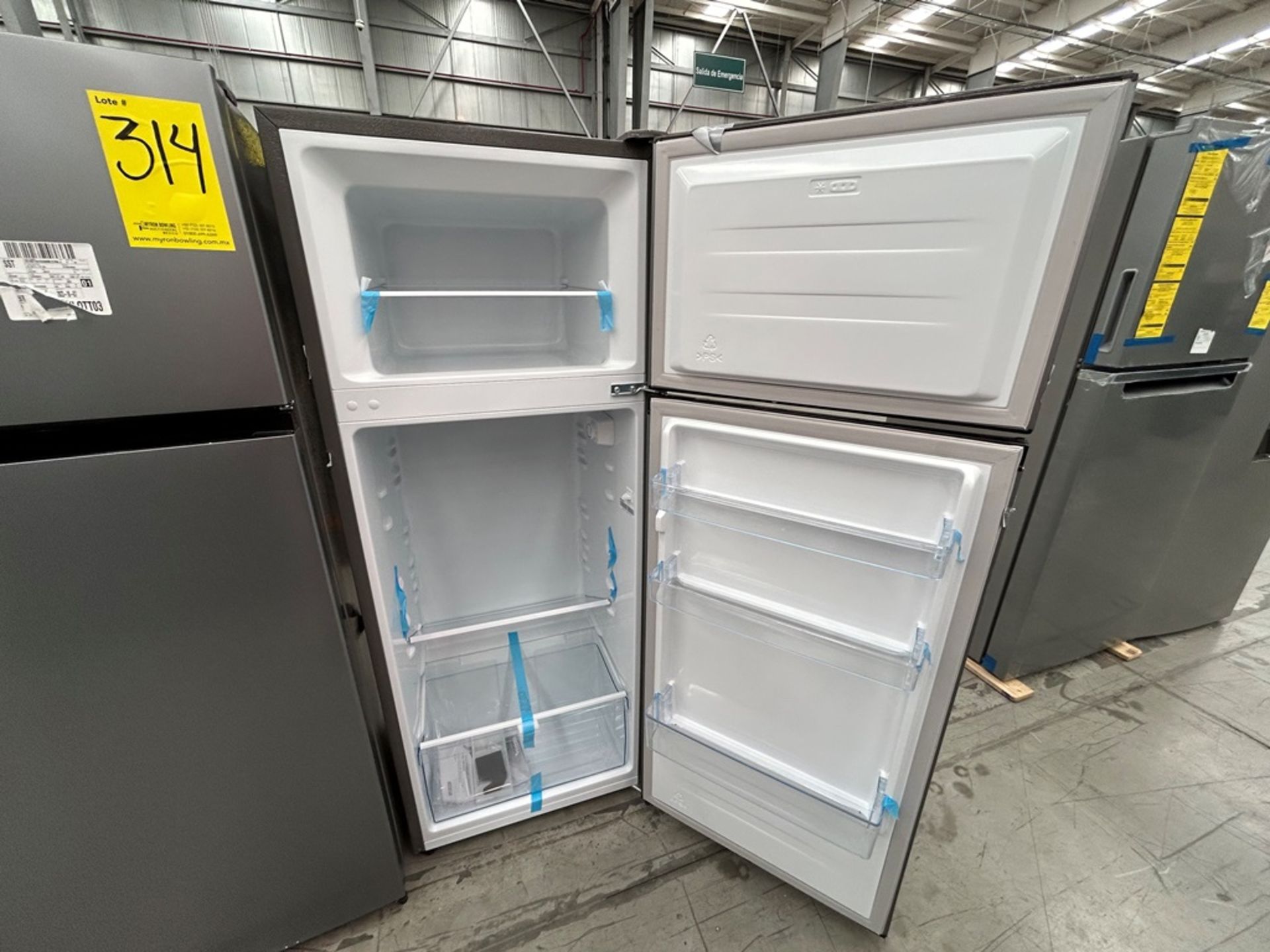 Lote de 2 Refrigeradores, contiene: 1 Refrigerador Marca HISENSE, Modelo RT80D6AGX Serie VP20148, C - Image 4 of 6