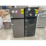 Lote de 2 Refrigeradores, contiene: 1 Refrigerador Marca ATVIO, Modelo AT6.6 URS Serie 310552, Colo