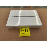 (NUEVO) Lote de 1 MACBOOK AIR 13" SSD de 256 GB, M.U de 8 GB, Serie FVFKVTYK1WFV, Color GRIS (sella