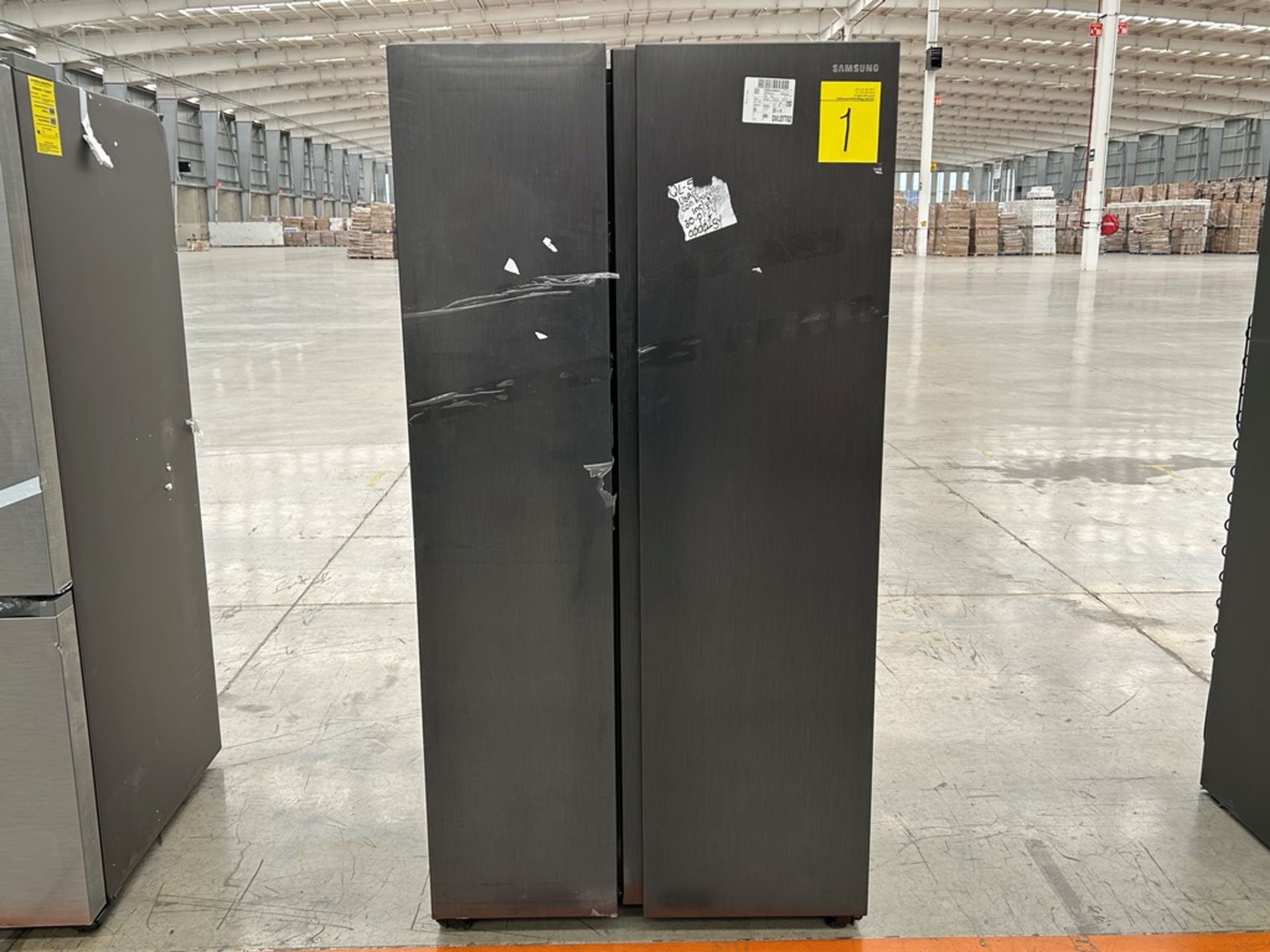 Lote de 1 Refrigerador Marca SAMSUNG, Modelo RS28T5B00B1, Serie 00437E, Color GRIS (No se asegura s