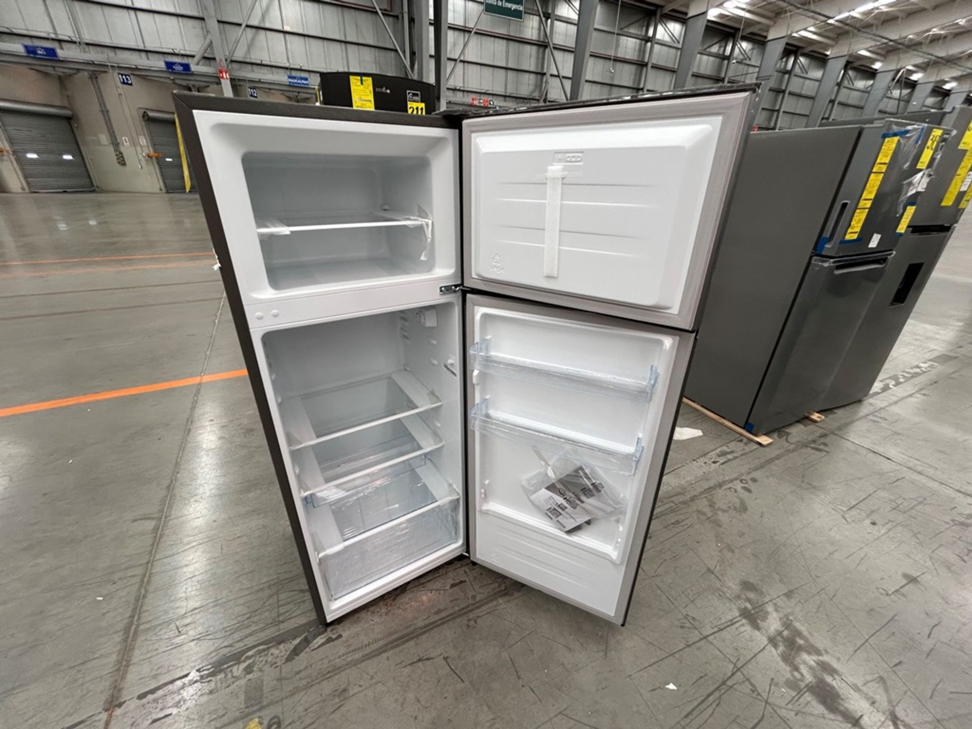 Lote de 2 Refrigeradores, contiene: 1 Refrigerador Marca HISENSE, Modelo RT80D6AGX Serie VP20148, C - Image 5 of 6