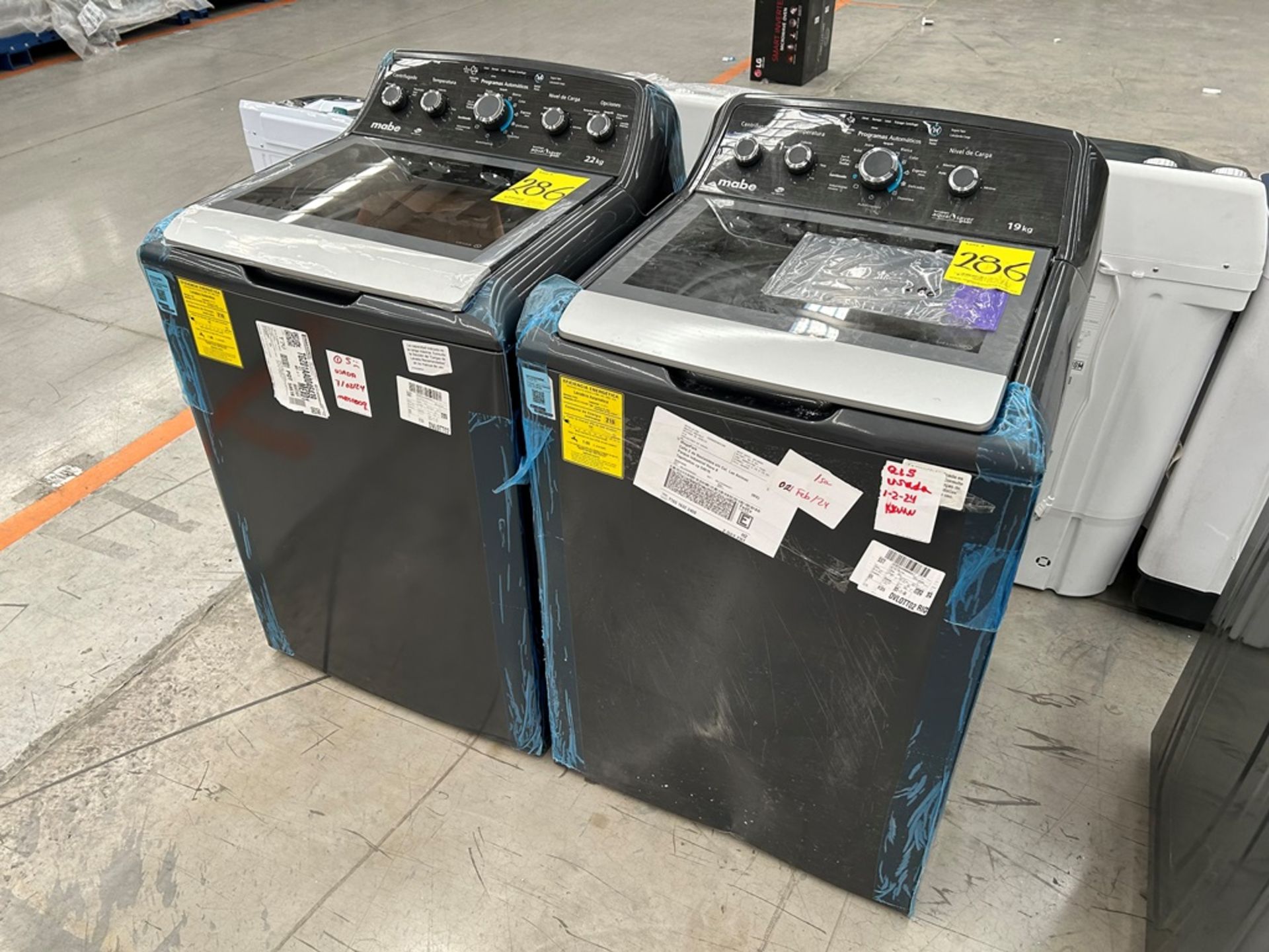 Lote de 2 Lavadoras, contiene: 1 Lavadora de 22 Kg Marca MABE, Modelo LMA72215WDAB00, Serie S24168, - Image 2 of 6