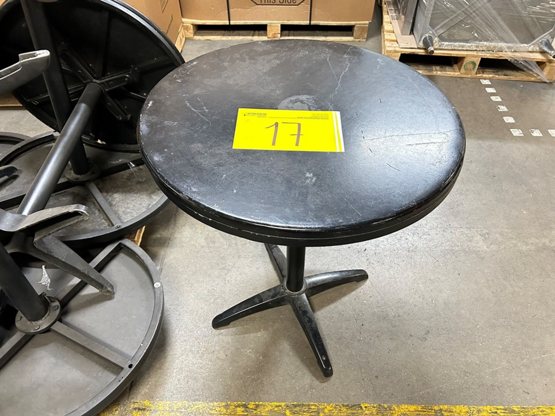 Lote de 8 mesas de metal, color negro, medidas 69 cm de diámetro por 75 cm de alto (Equipo usado) - Image 4 of 5