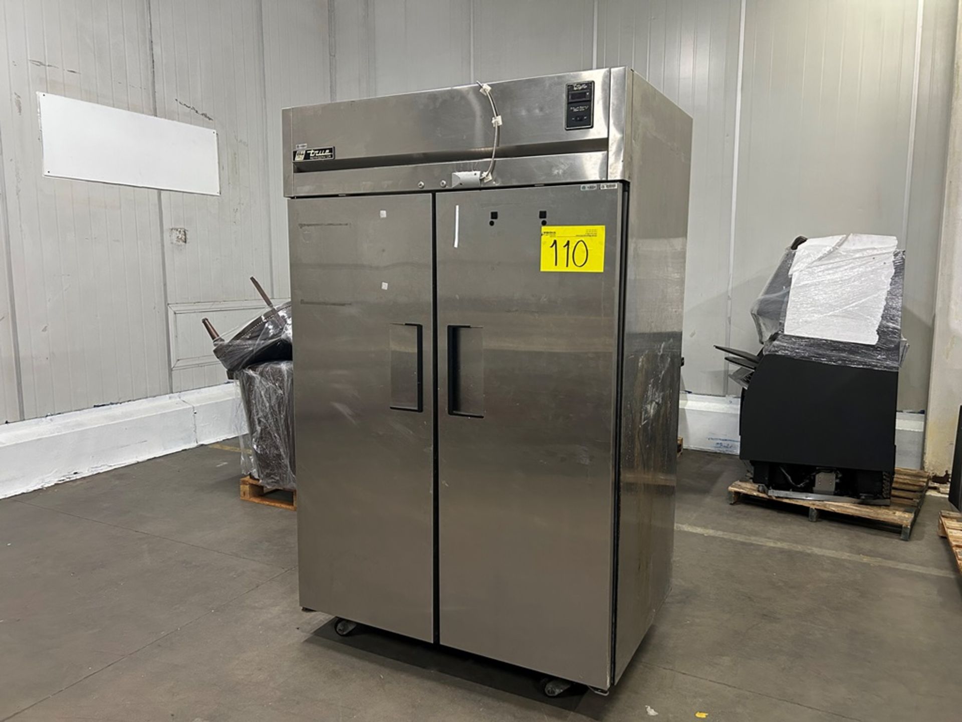 1 congelador vertical Marca true refrigerador, Modelo TA2R-2S, Serie 1-3941930, Medidas 195cmX88cm1 - Image 2 of 6