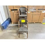 5 sillas de madera con tela tipo ratán, color café y gris (Equipo usado)