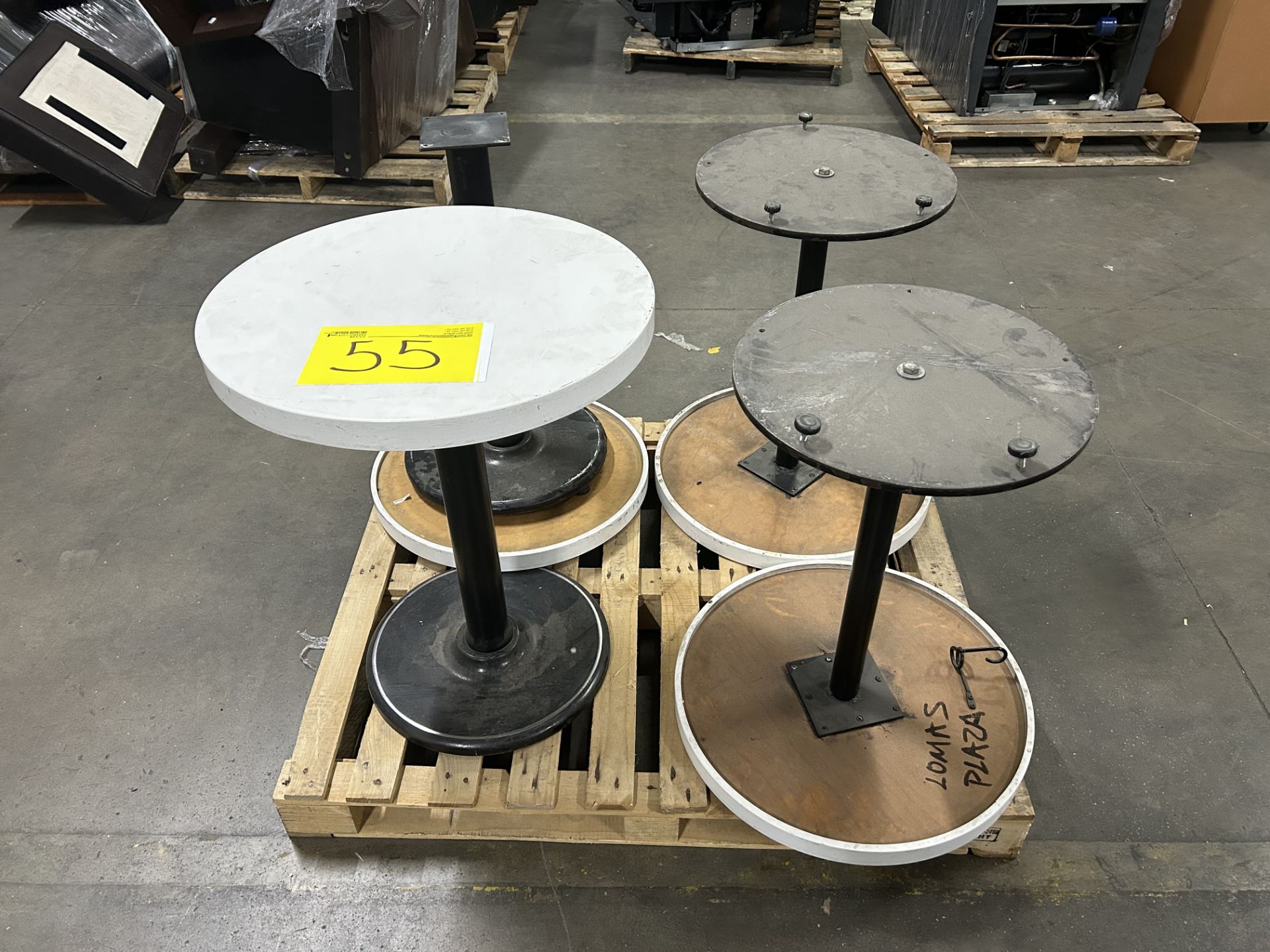 4 mesas redondas de madera con base de metal color BLANCO, Medidas 60ccm de diámetro por 75 cm (Equ
