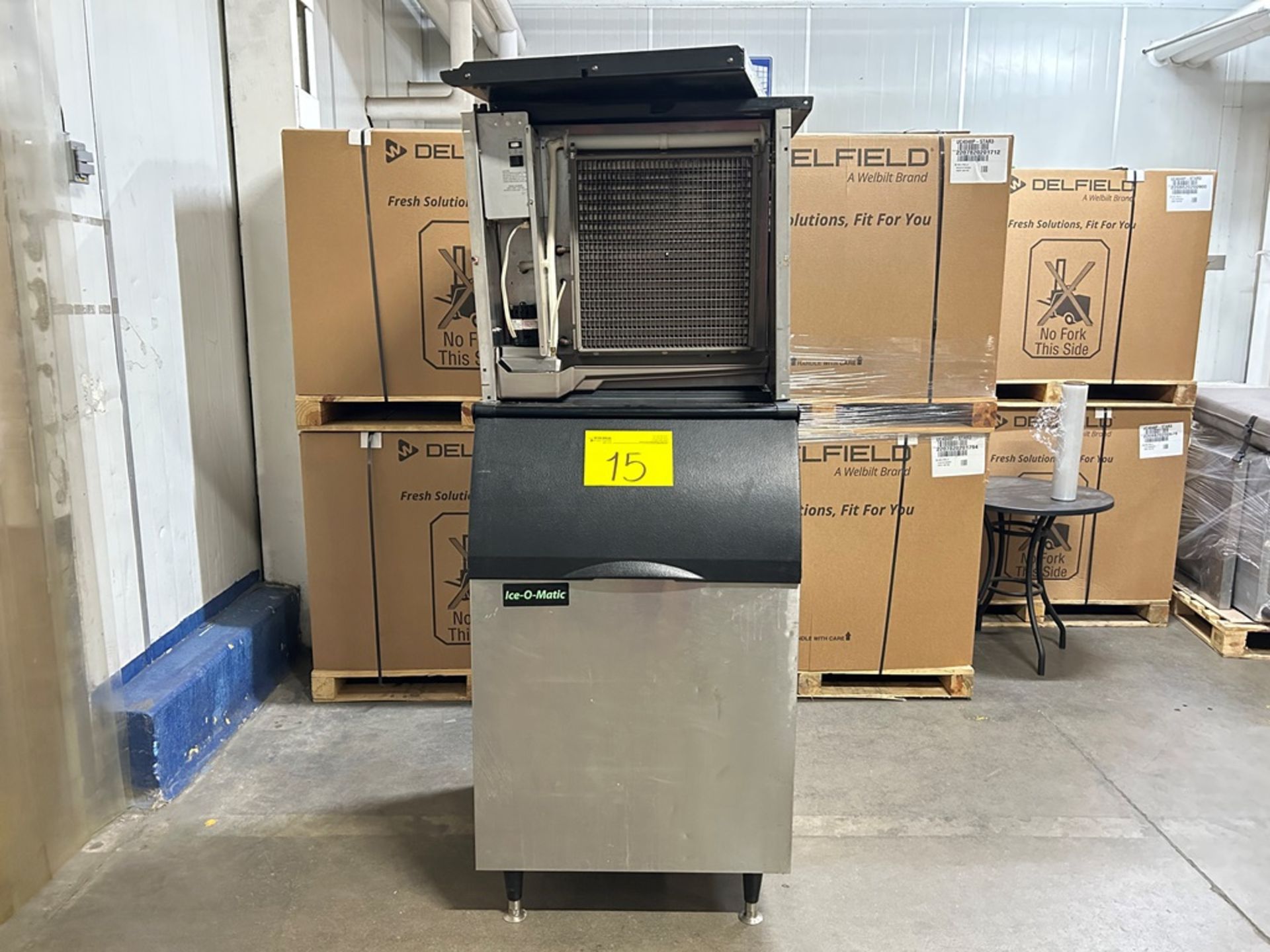 1 máquina de hielo con contenedor Marca ICE O MATIC, Modelo ICE1006HR4, Serie 10111280010035, Model