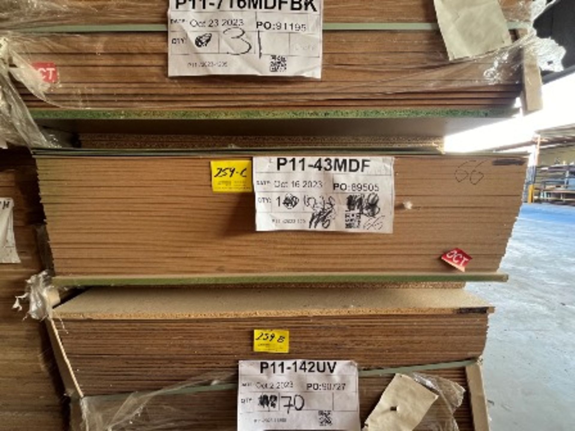 (NUEVO) Lote de 66 piezas de madera en material 43 MDF de medida 4 x 8 ft.