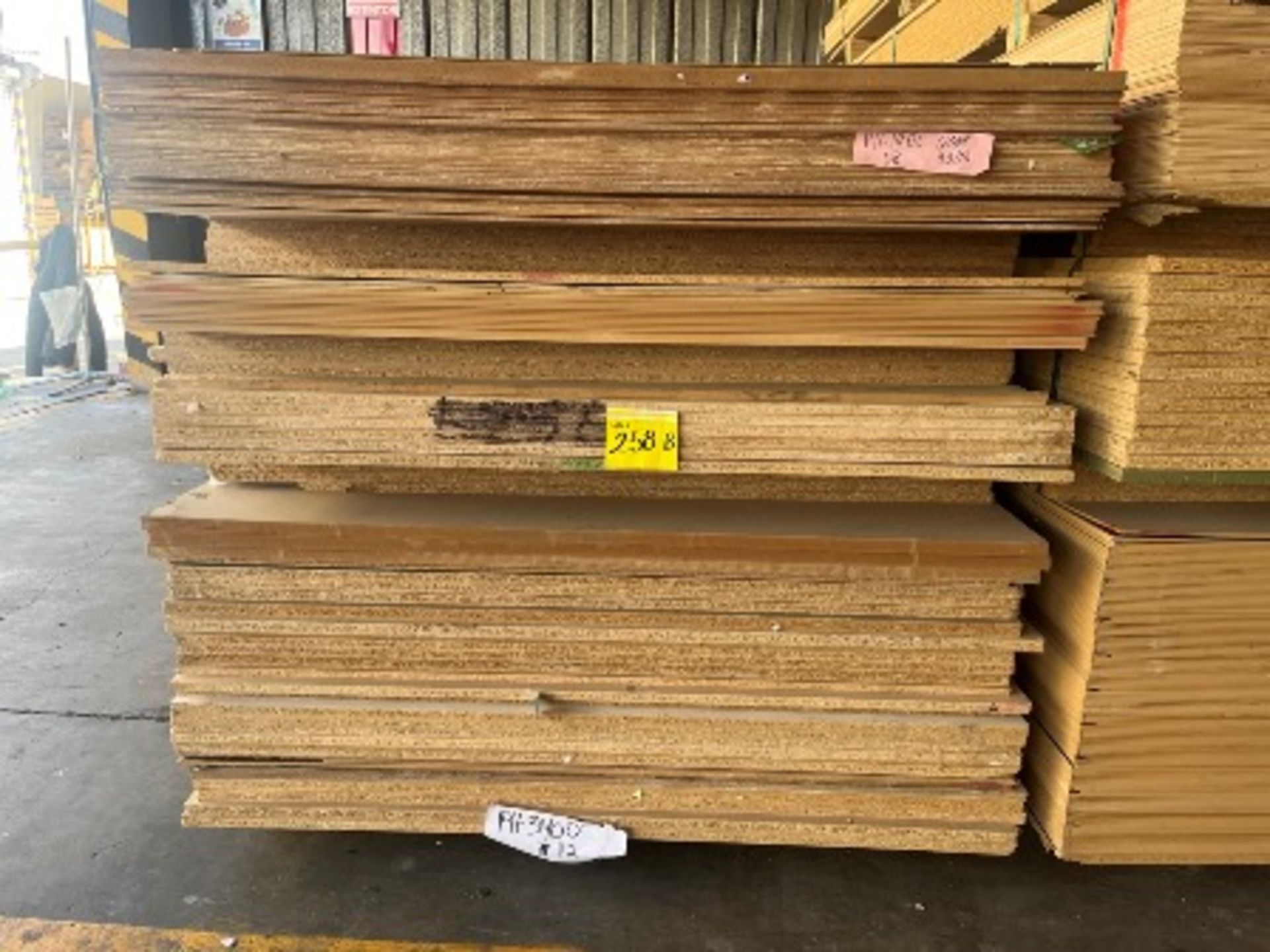 (NUEVO) Lote de aprox 80 piezas de madera contiene: 80 piezas en material MIXTO medida 4 x 8 ft.