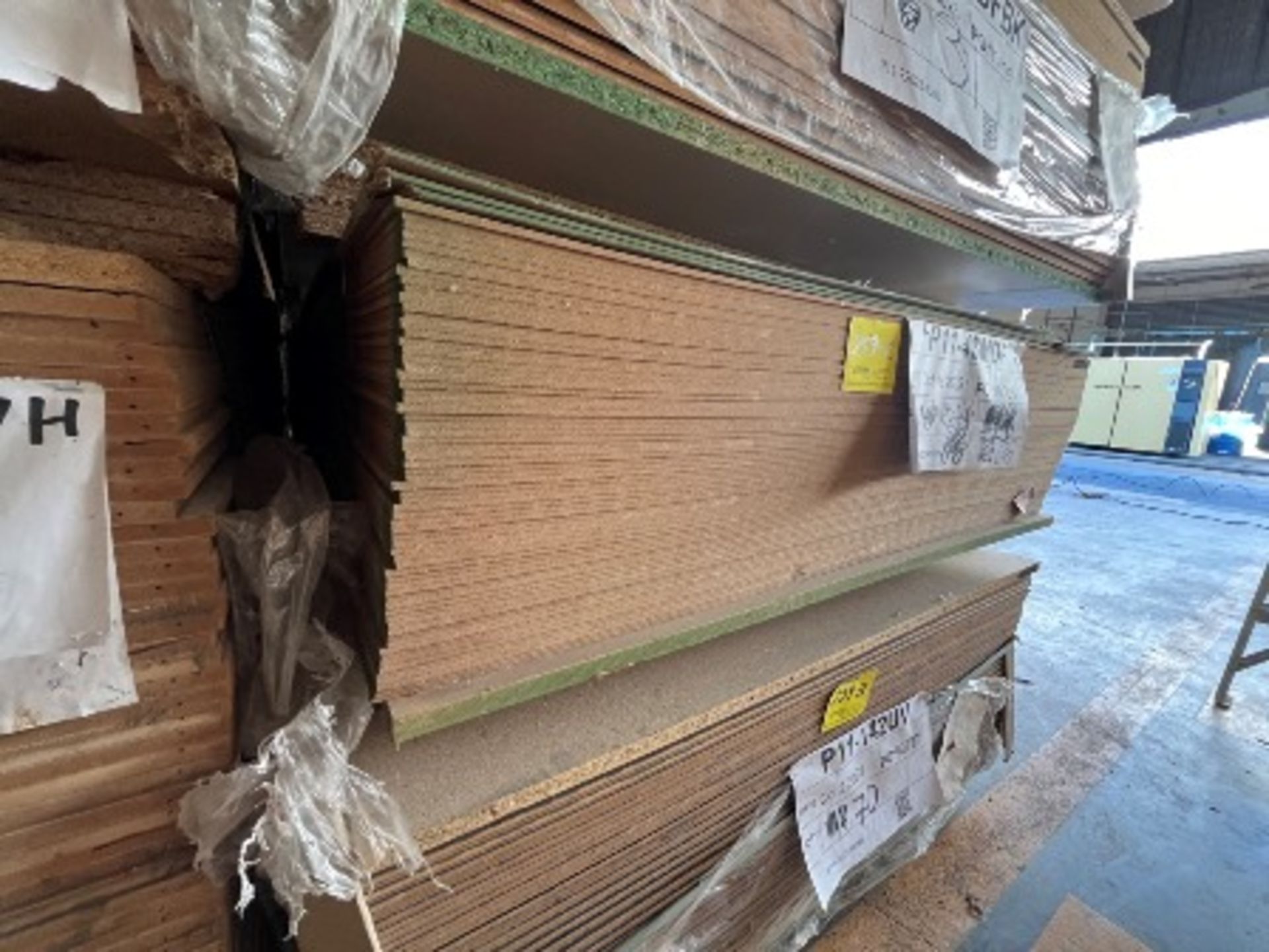 (NUEVO) Lote de 66 piezas de madera en material 43 MDF de medida 4 x 8 ft. - Image 2 of 5