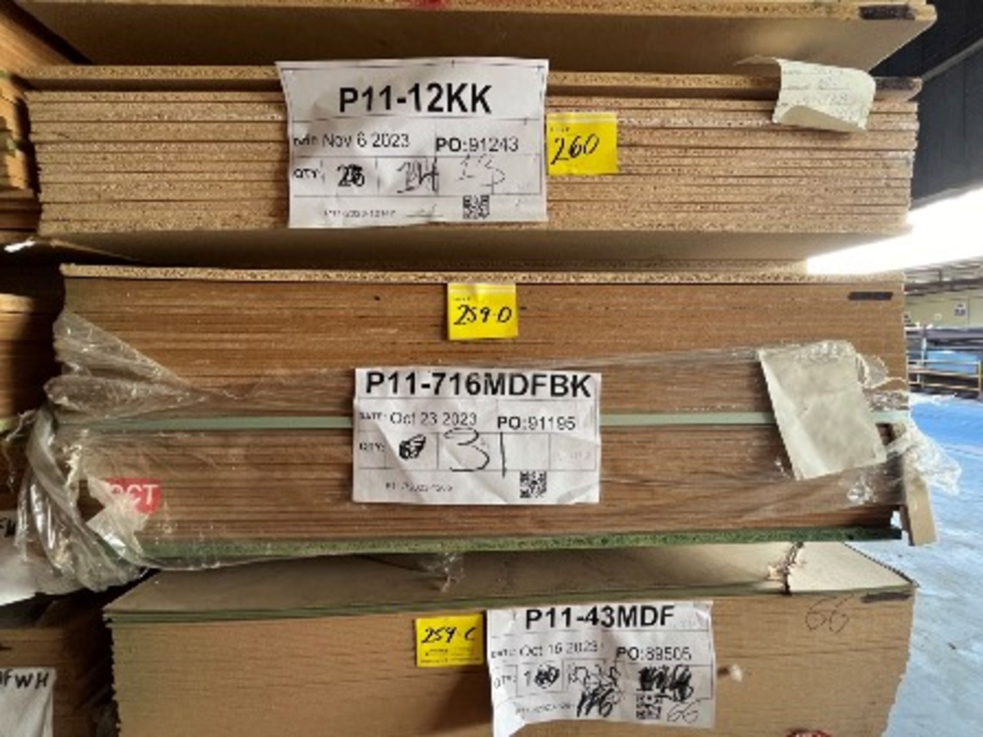 (NUEVO) Lote de 31 piezas de madera en material 7/16 MDFBK de medida 4 x 8 ft.