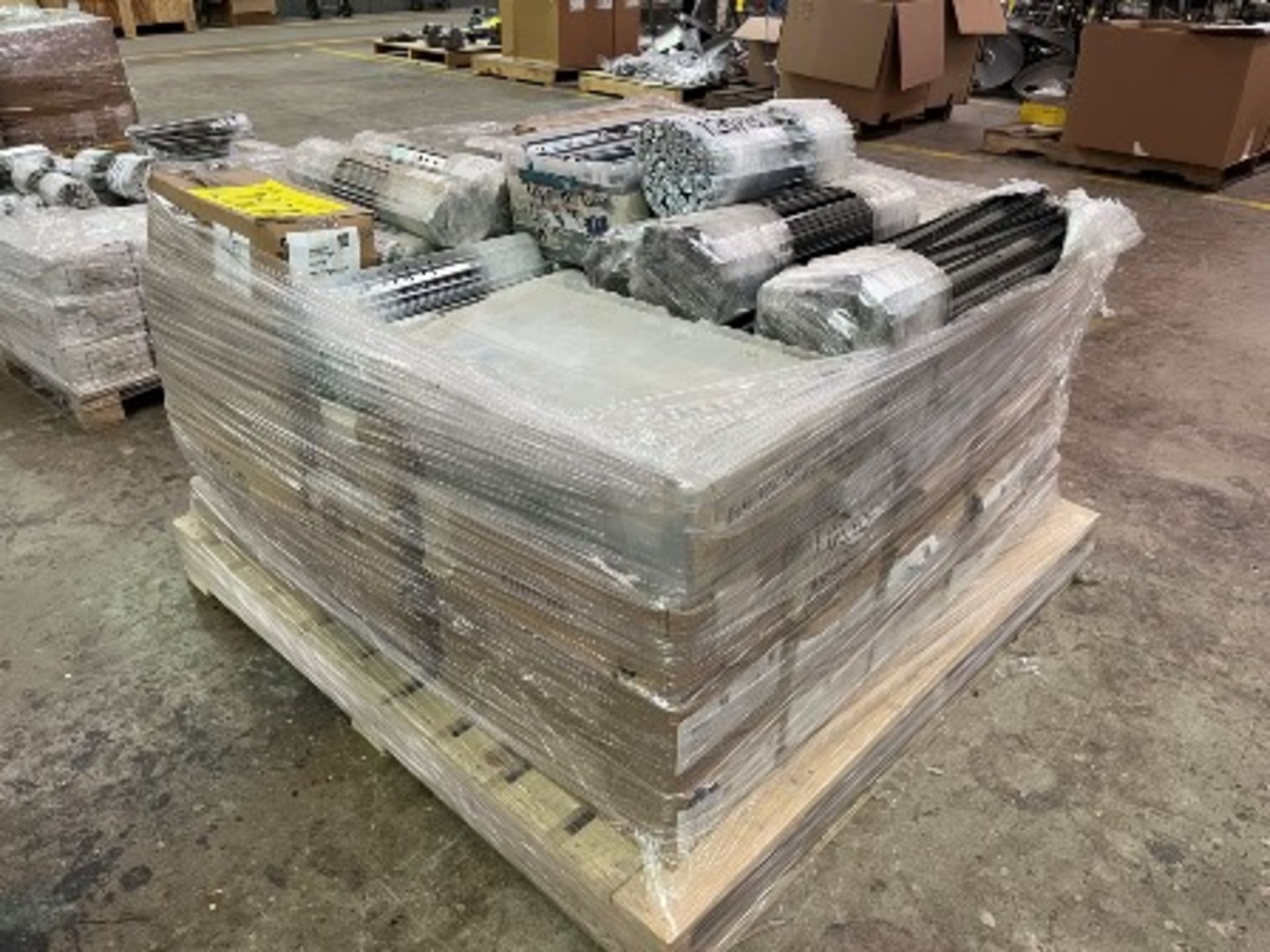 (NUEVO) Tarima con aproximadamente 70 cajas y atados de correderas para cajón de diferentes modelos - Image 4 of 11