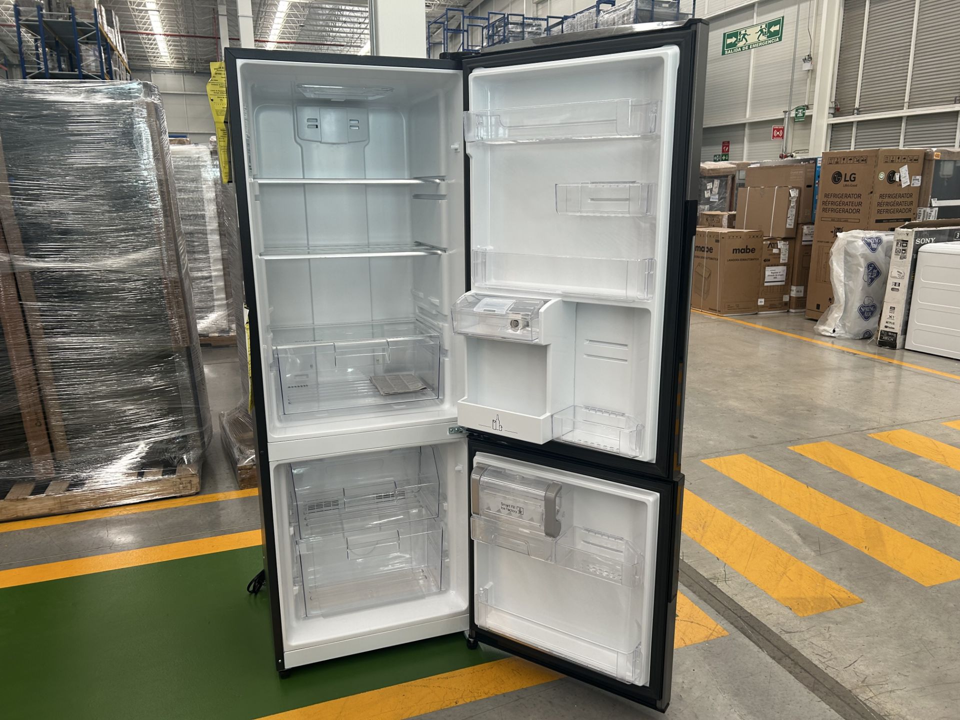 1 Refrigerador con dispensador de agua Marca MABE, Modelo RMB400IAMRM0, Serie 415121 Color GRIS (No - Image 4 of 5