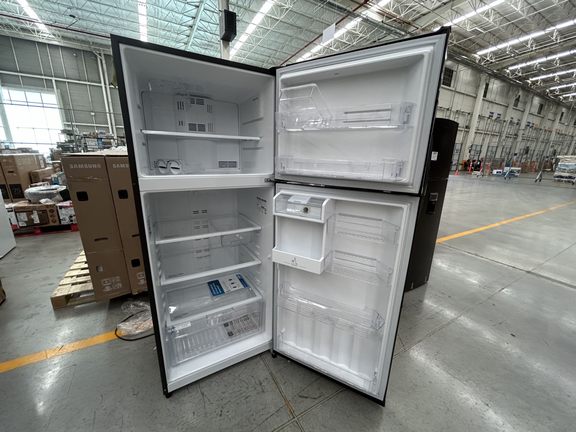 1 Refrigerador con dispensador de agua Marca MABE, Modelo RMS510IA, Serie 416957 Color GRIS (No se - Image 4 of 5