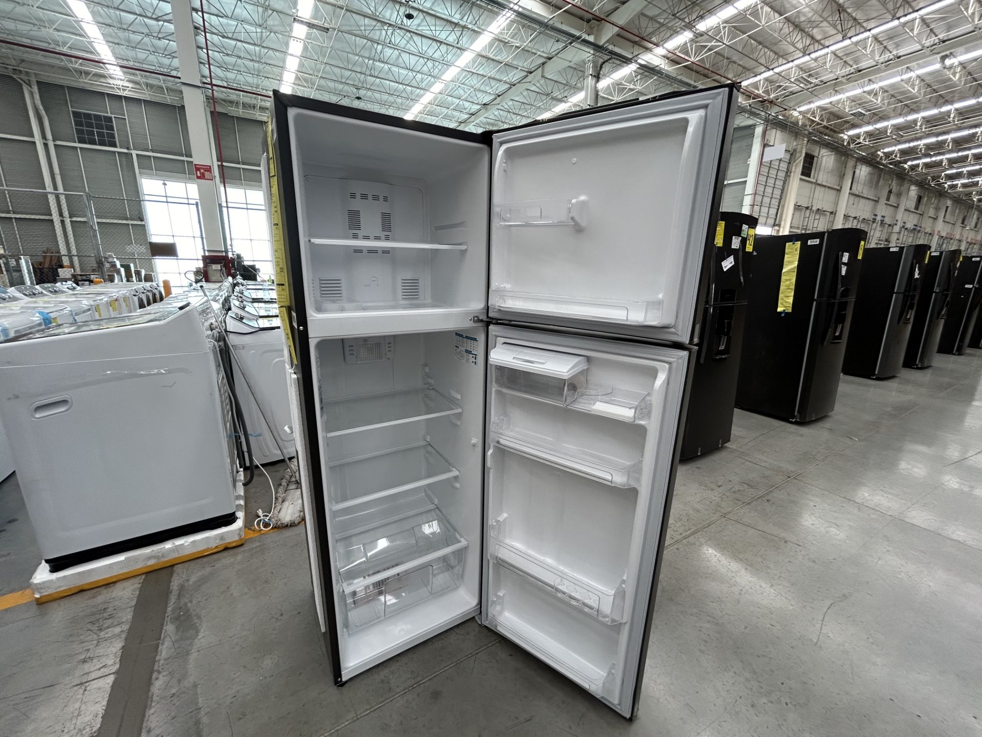 1 Refrigerador con dispensador de agua Marca MABE, Modelo RMA300FJMRD0, Serie 719308 Color GRIS (No - Image 4 of 5