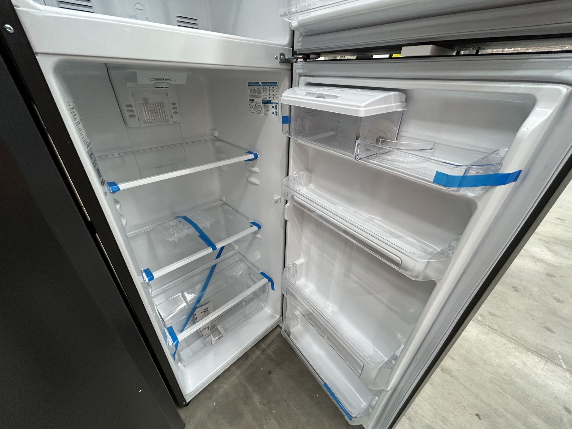 2 refrigeradores contiene: 1 refrigerador con dispensador de agua Marca MABE, Modelo RMA300FJMRD, S - Image 5 of 8