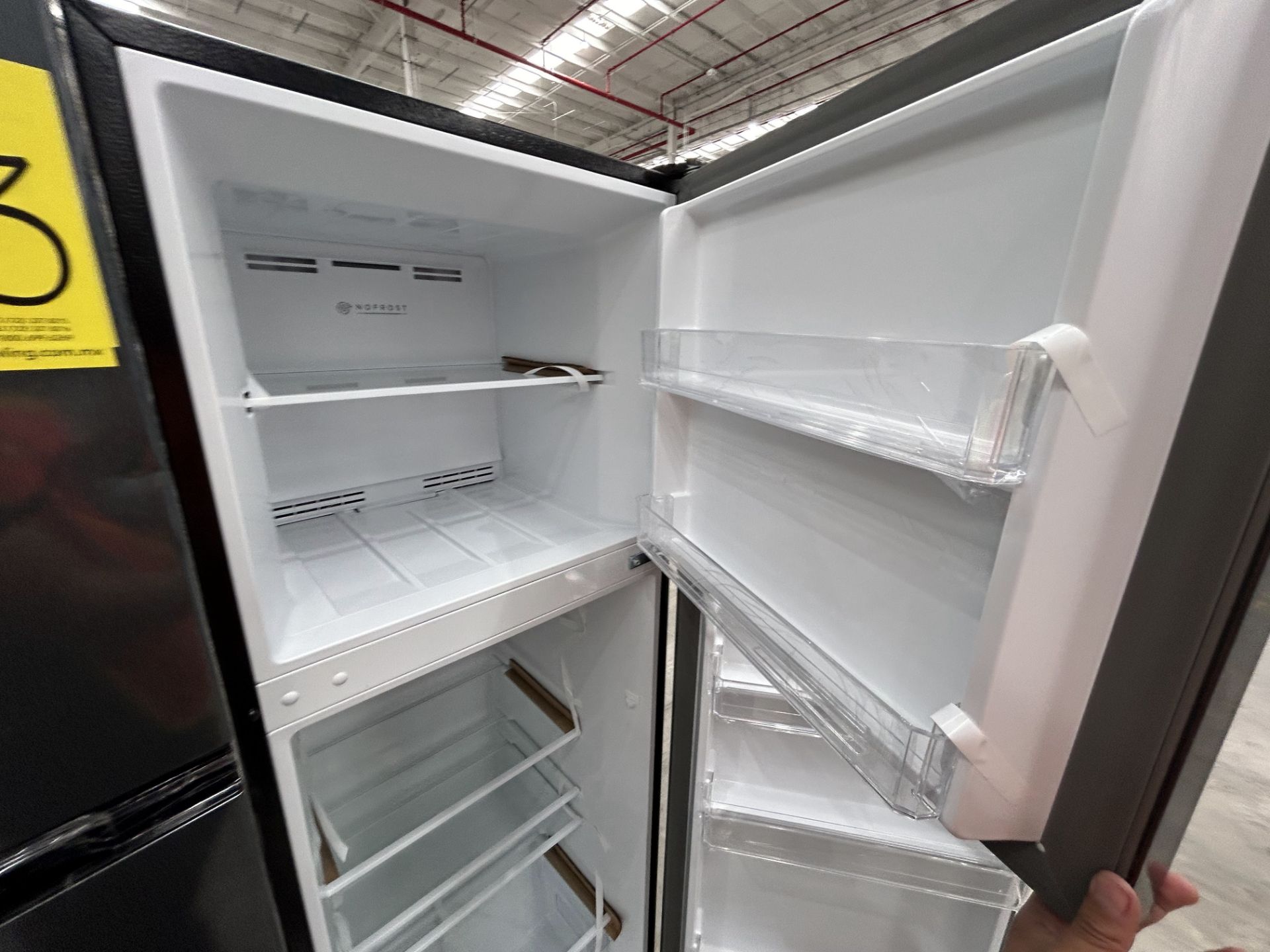 2 refrigeradores contiene: 1 refrigerador Marca ATVIO, Modelo AT94TMS, Color NEGRO; 1 refrigerador - Image 5 of 9