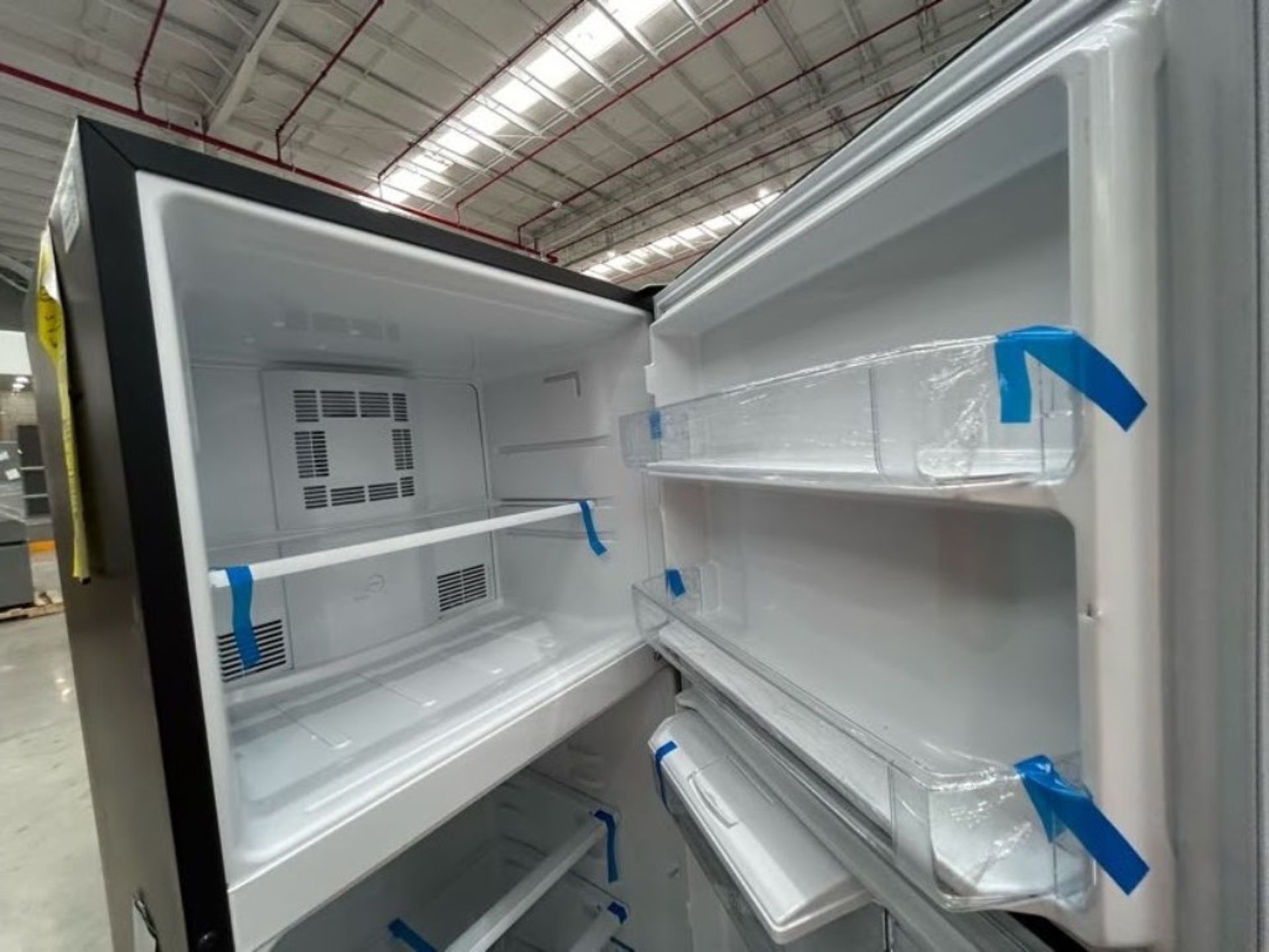 2 refrigeradores contiene: 1 refrigerador con dispensador de agua Marca MABE, Modelo RME360FDMRD, S - Image 6 of 8