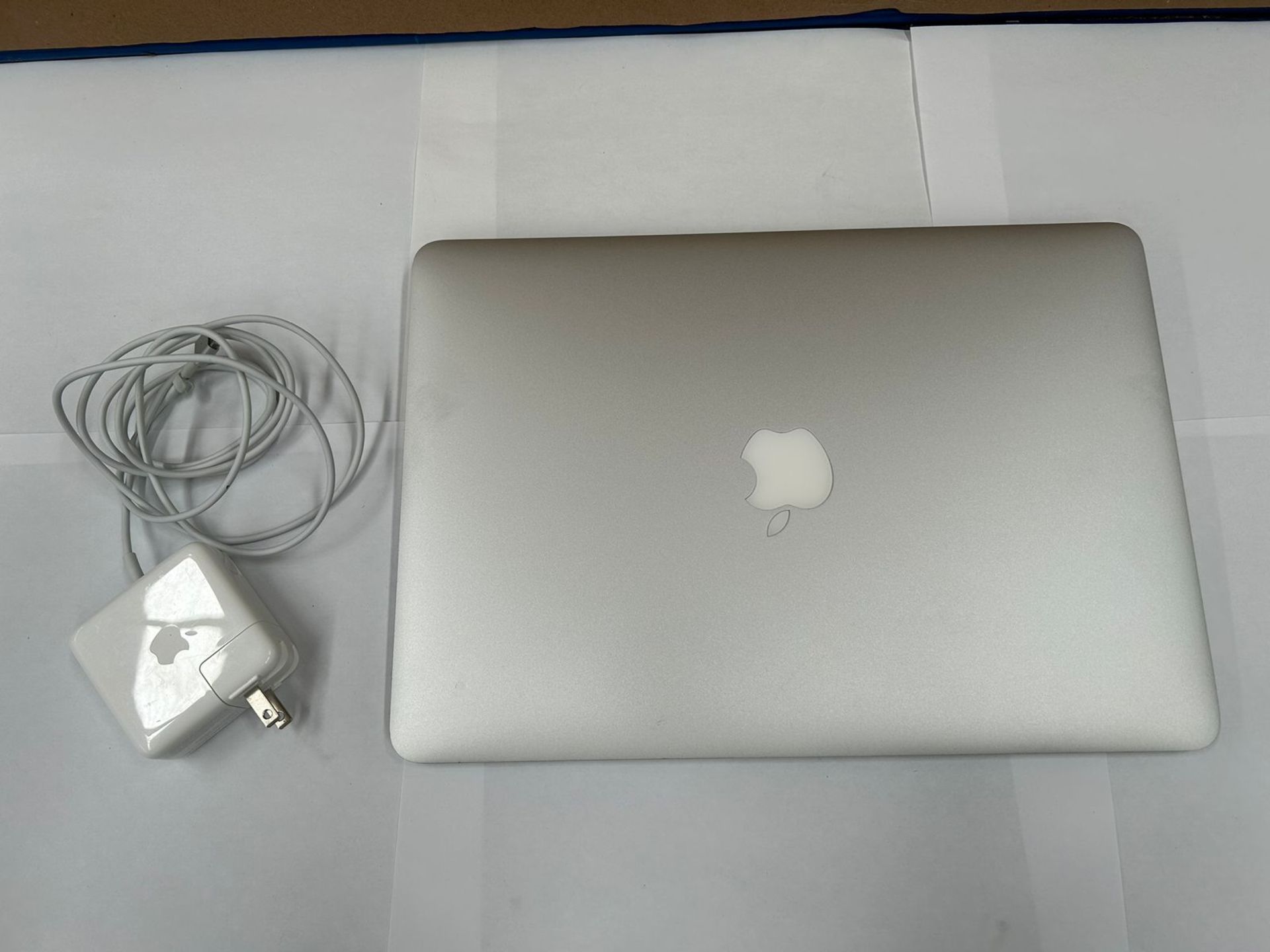 1 Laptop MacBook Air con capacidad de disco de 128 GB y 8 GB de RAM, Serie C02SF3YHH3QD, Color Plat - Image 3 of 6