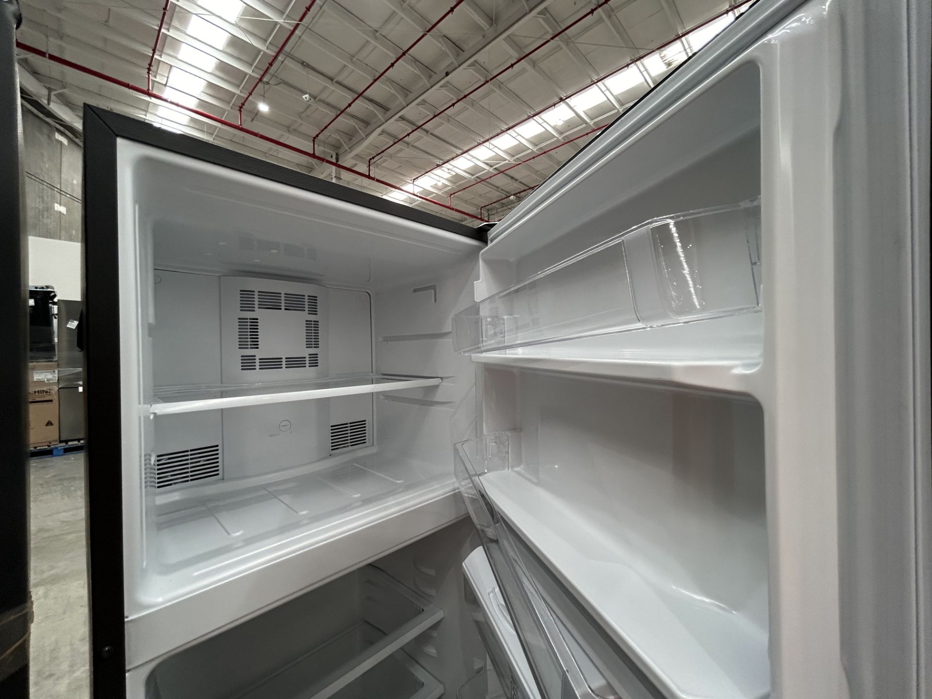 2 refrigeradores contiene: 1 refrigerador con dispensador de agua Marca MABE, Modelo RME360FDMRD, S - Image 6 of 11