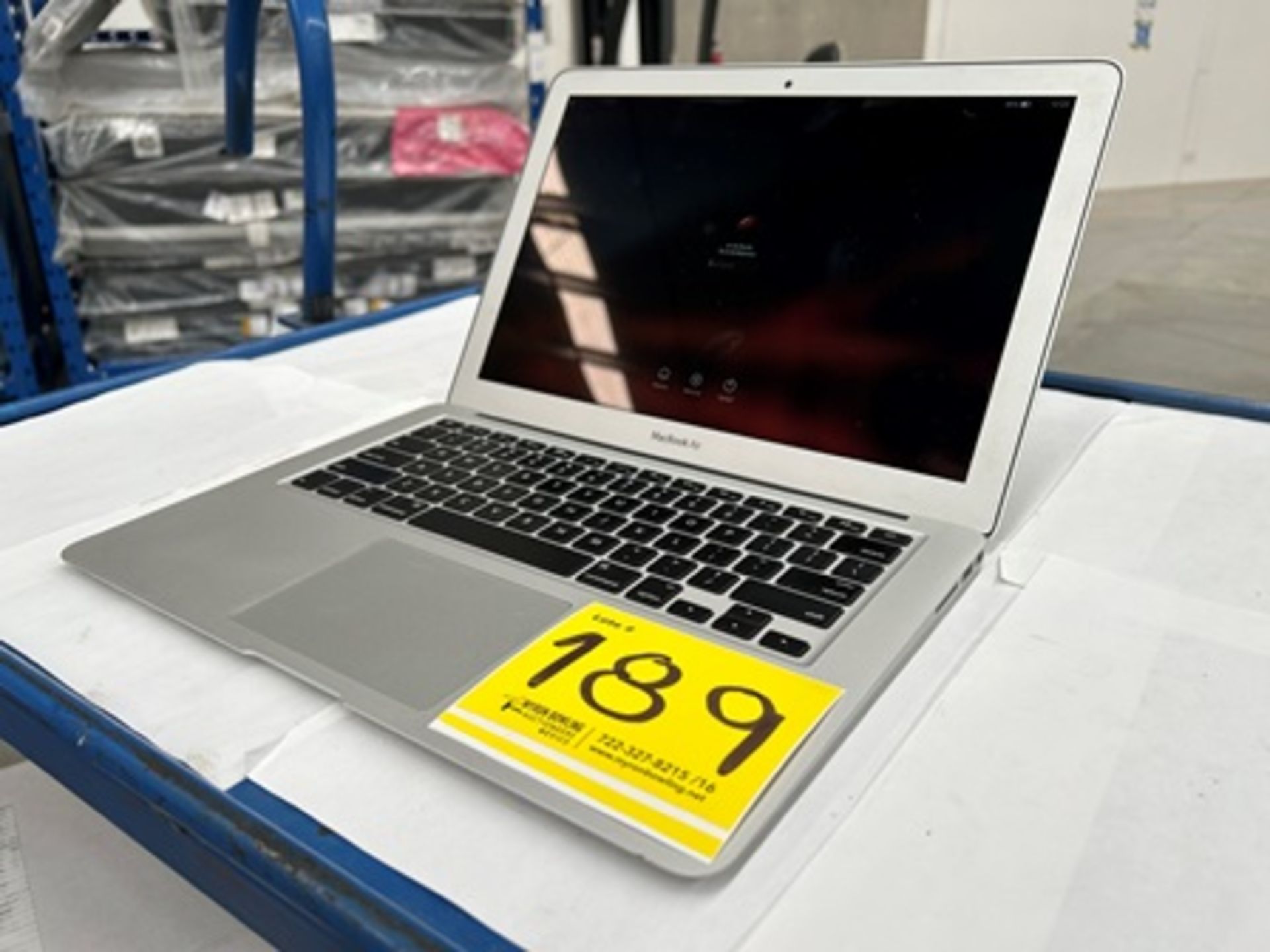 1 MacBook Air de 128 GB (enciende, con cuenta) (No se asegura su funcionamiento, favor de inspeccio - Image 3 of 6