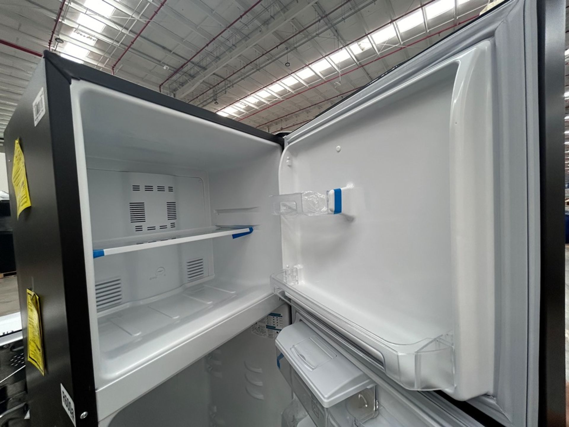 2 refrigeradores contiene: 1 refrigerador con dispensador de agua Marca MABE, Modelo RMA300FJMRD, S - Image 4 of 8