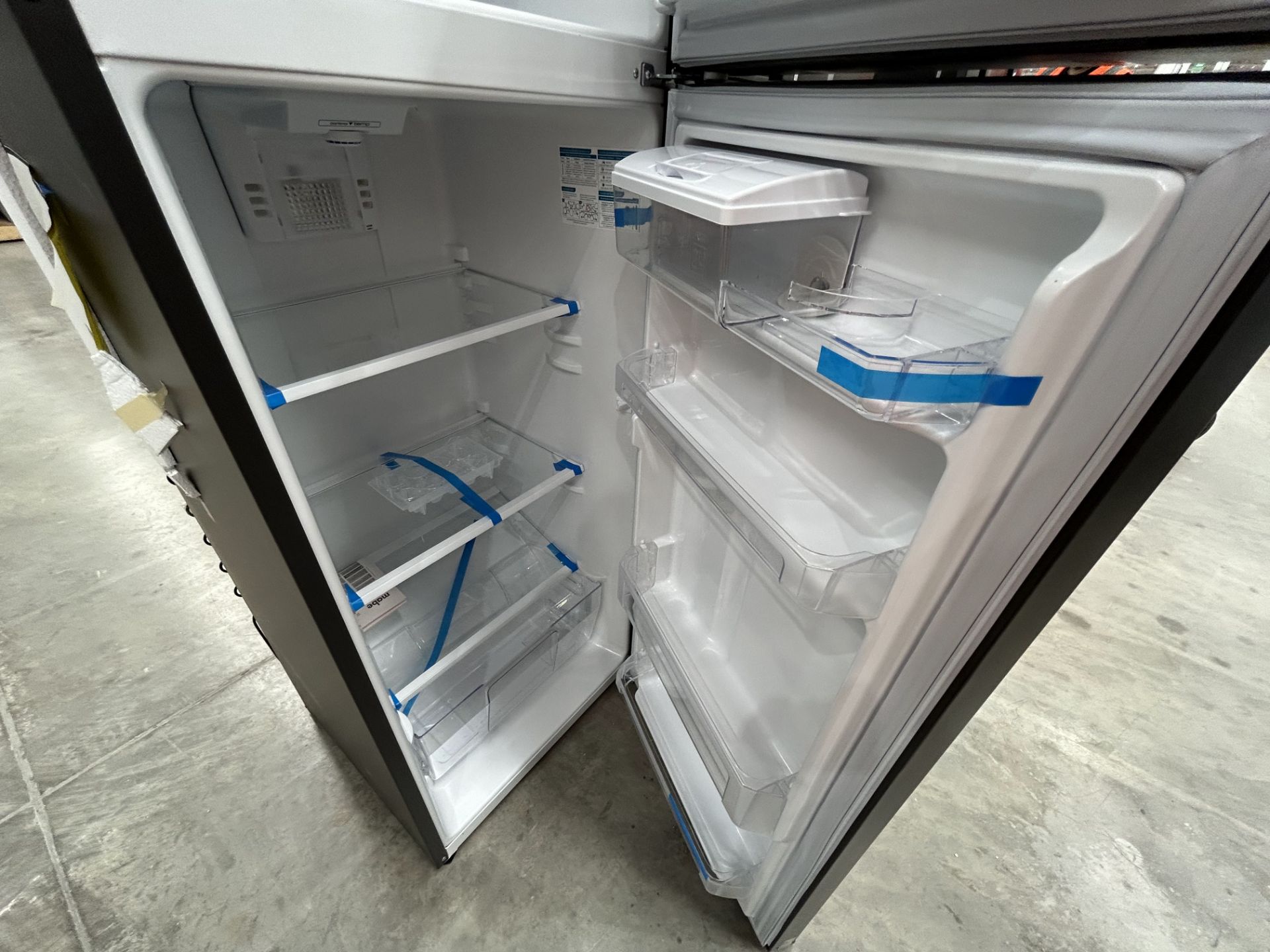 2 refrigeradores contiene: 1 refrigerador con dispensador de agua Marca MABE, Modelo RMA300FJMRD, S - Image 7 of 8