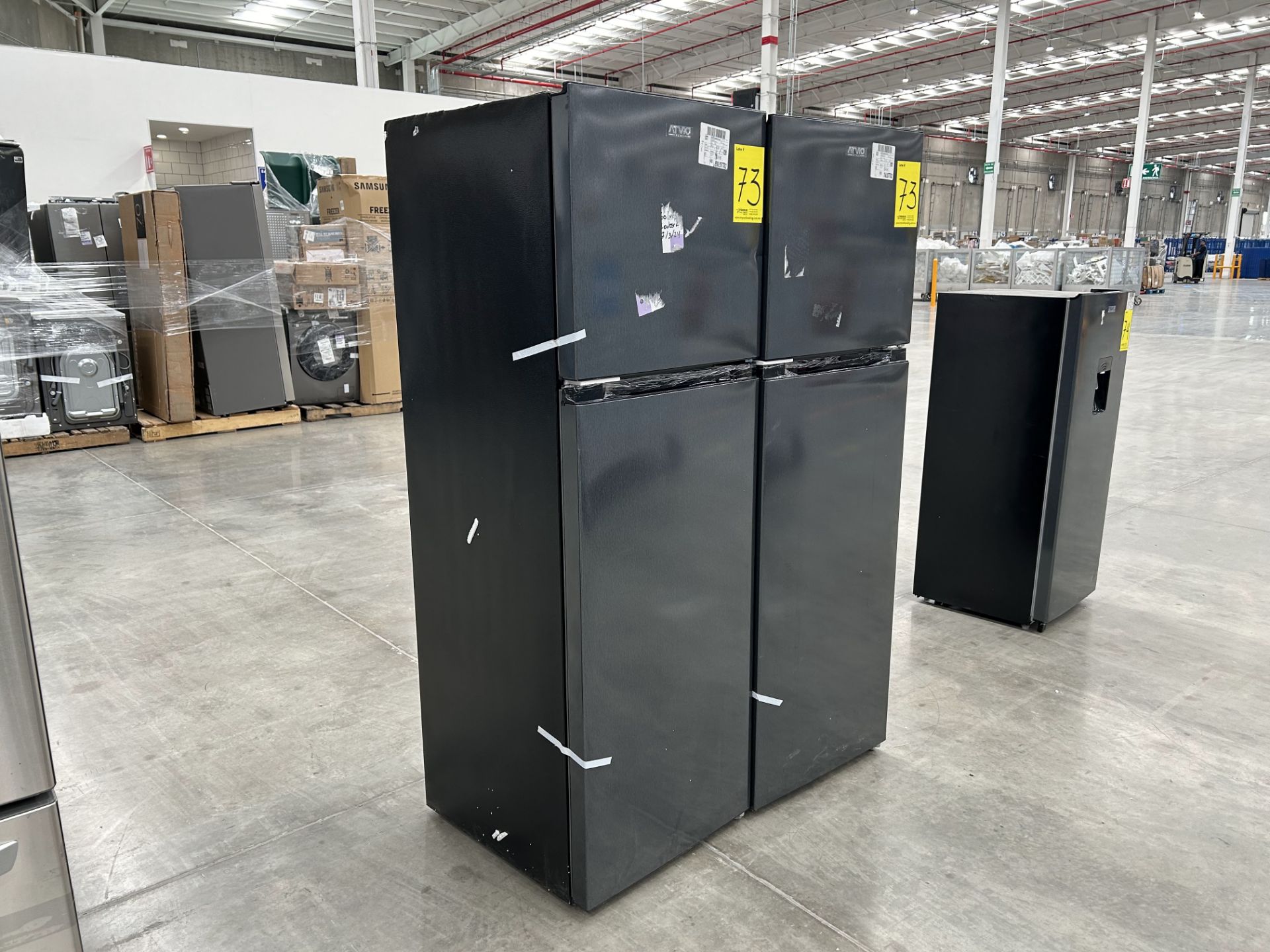 2 refrigeradores contiene: 1 refrigerador Marca ATVIO, Modelo AT94TMS, Color NEGRO; 1 refrigerador - Image 3 of 9