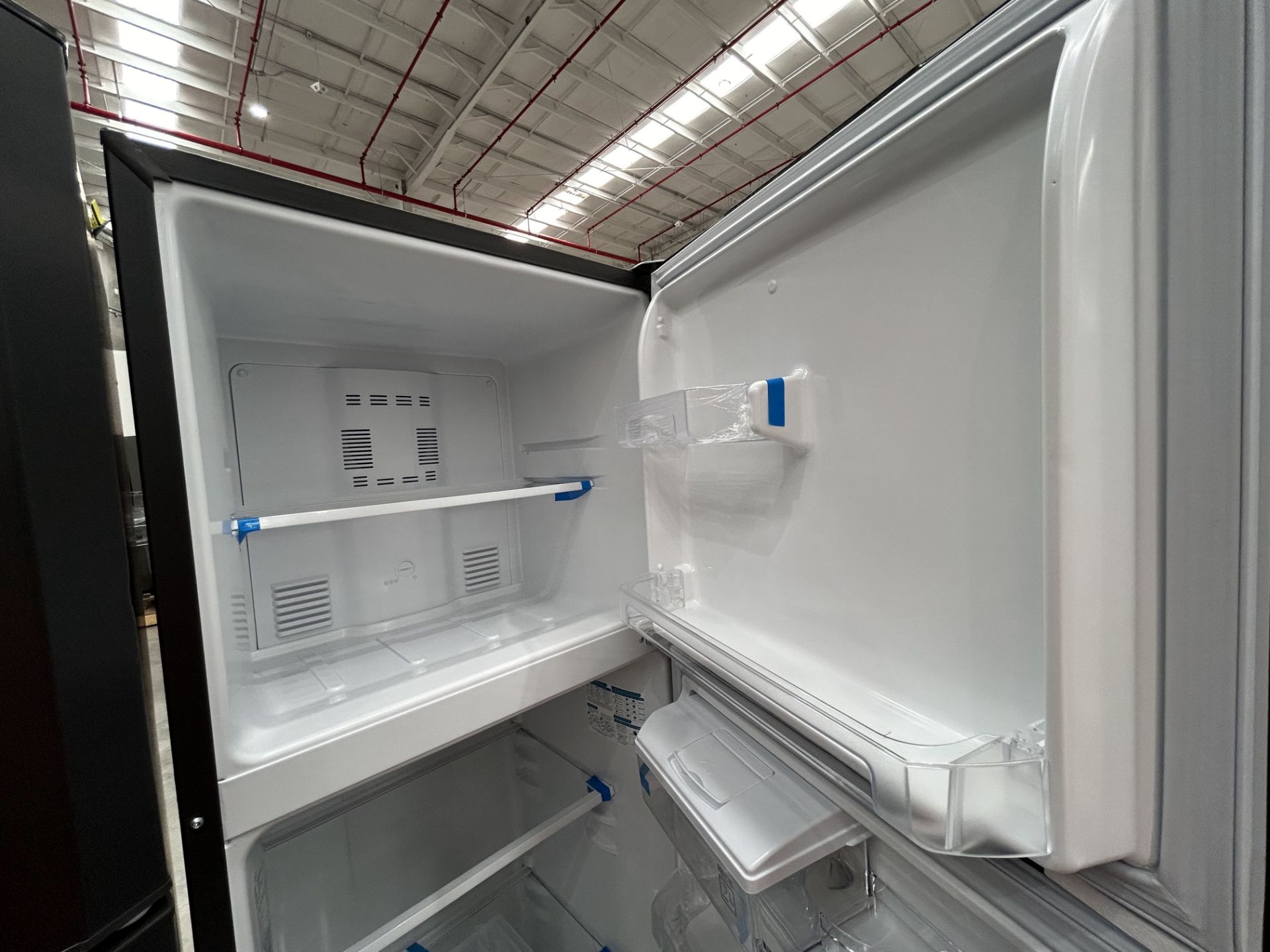 2 refrigeradores contiene: 1 refrigerador con dispensador de agua Marca MABE, Modelo RMA300FJMRD, S - Image 4 of 8