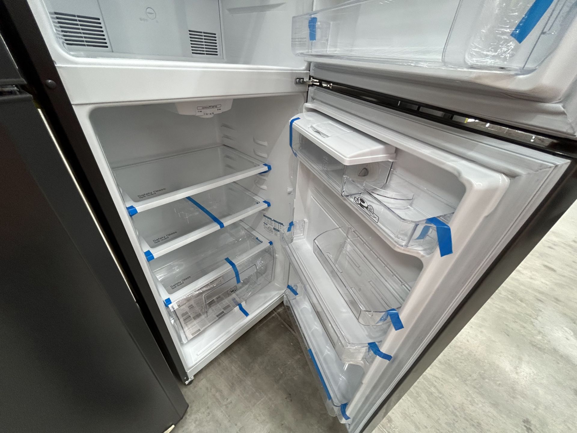 2 refrigeradores contiene: 1 refrigerador con dispensador de agua Marca MABE, Modelo RME360FDMRD, S - Image 7 of 8