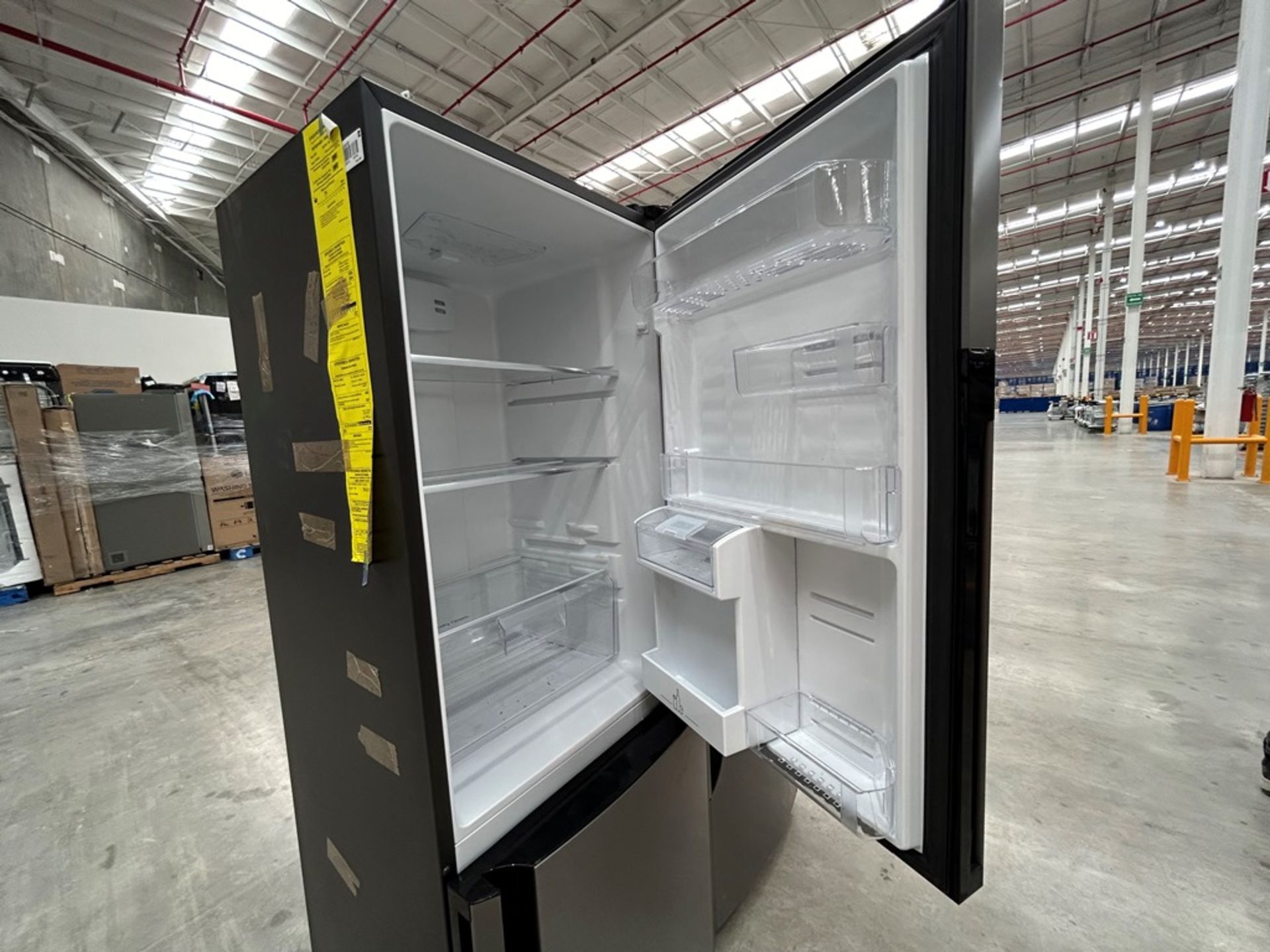 2 refrigeradores contiene: 1 refrigerador con dispensador de agua Marca MABE, Modelo RMB520IBMRX, S - Image 5 of 8