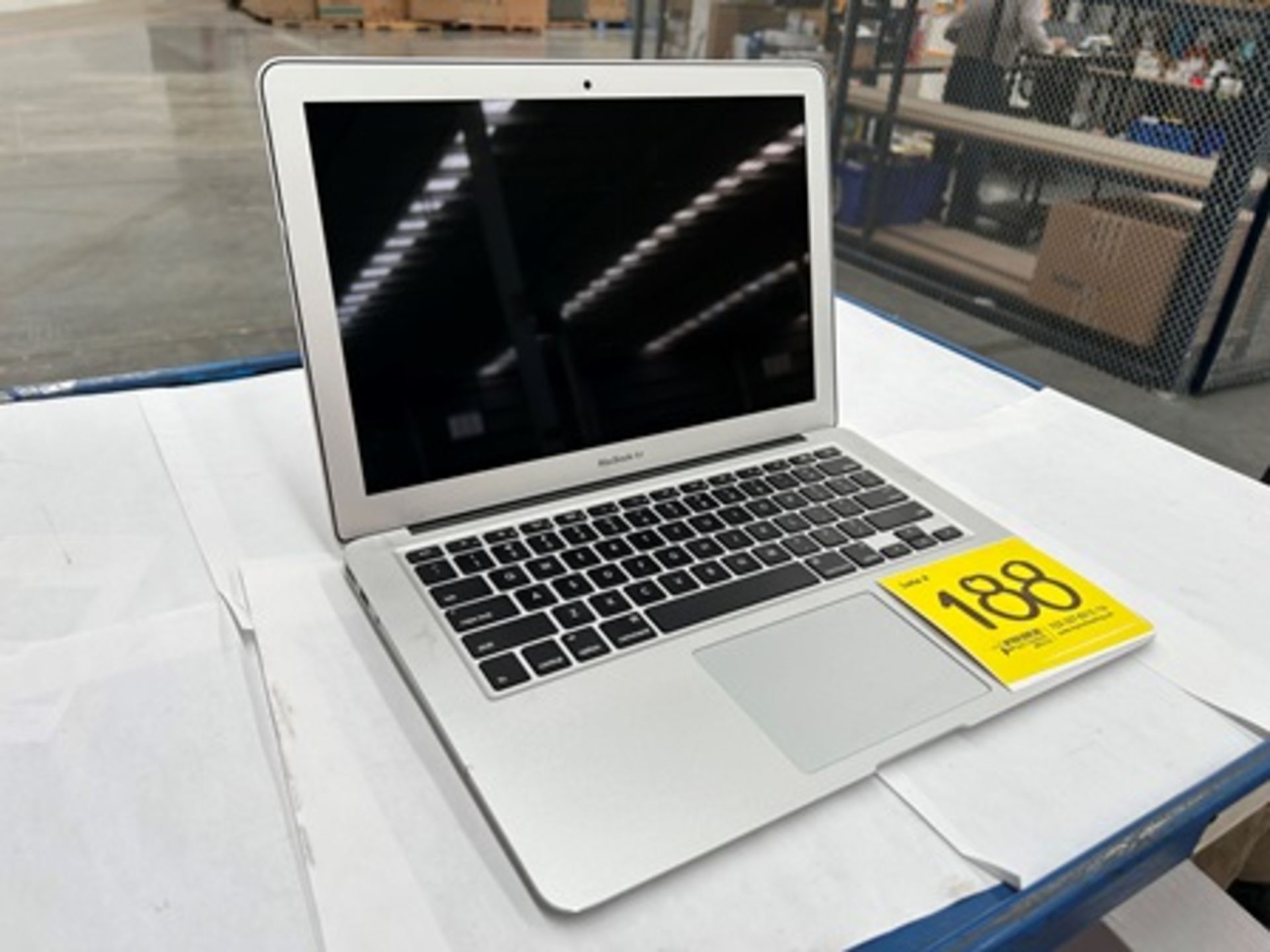 1 MacBook Air de 128 GB (No se asegura su funcionamiento, favor de inspeccionar) - Image 2 of 6