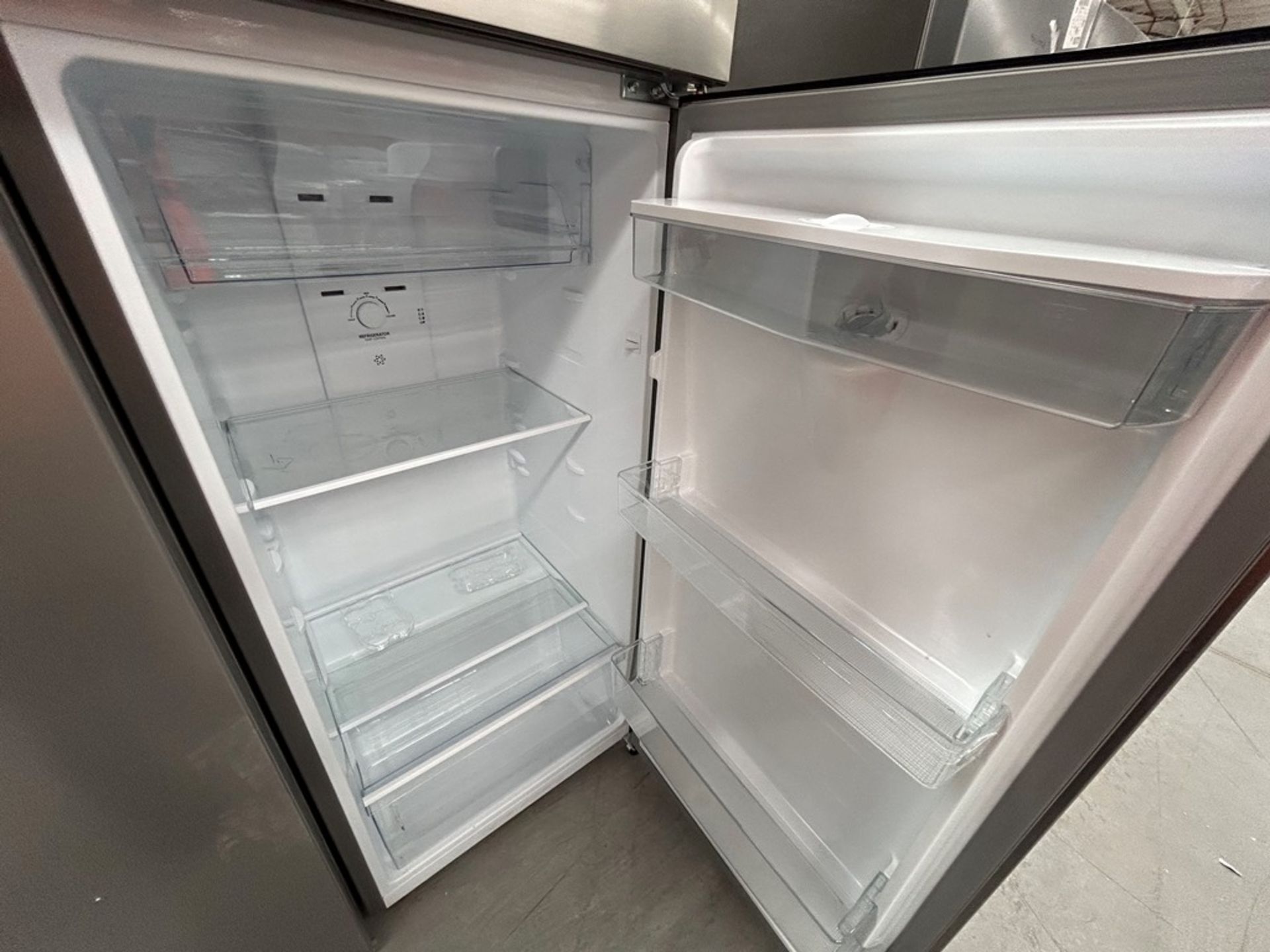 2 refrigeradores contiene: 1 refrigerador con dispensador de agua Marca WHIRPOOL, Modelo WT32209D, - Image 6 of 8