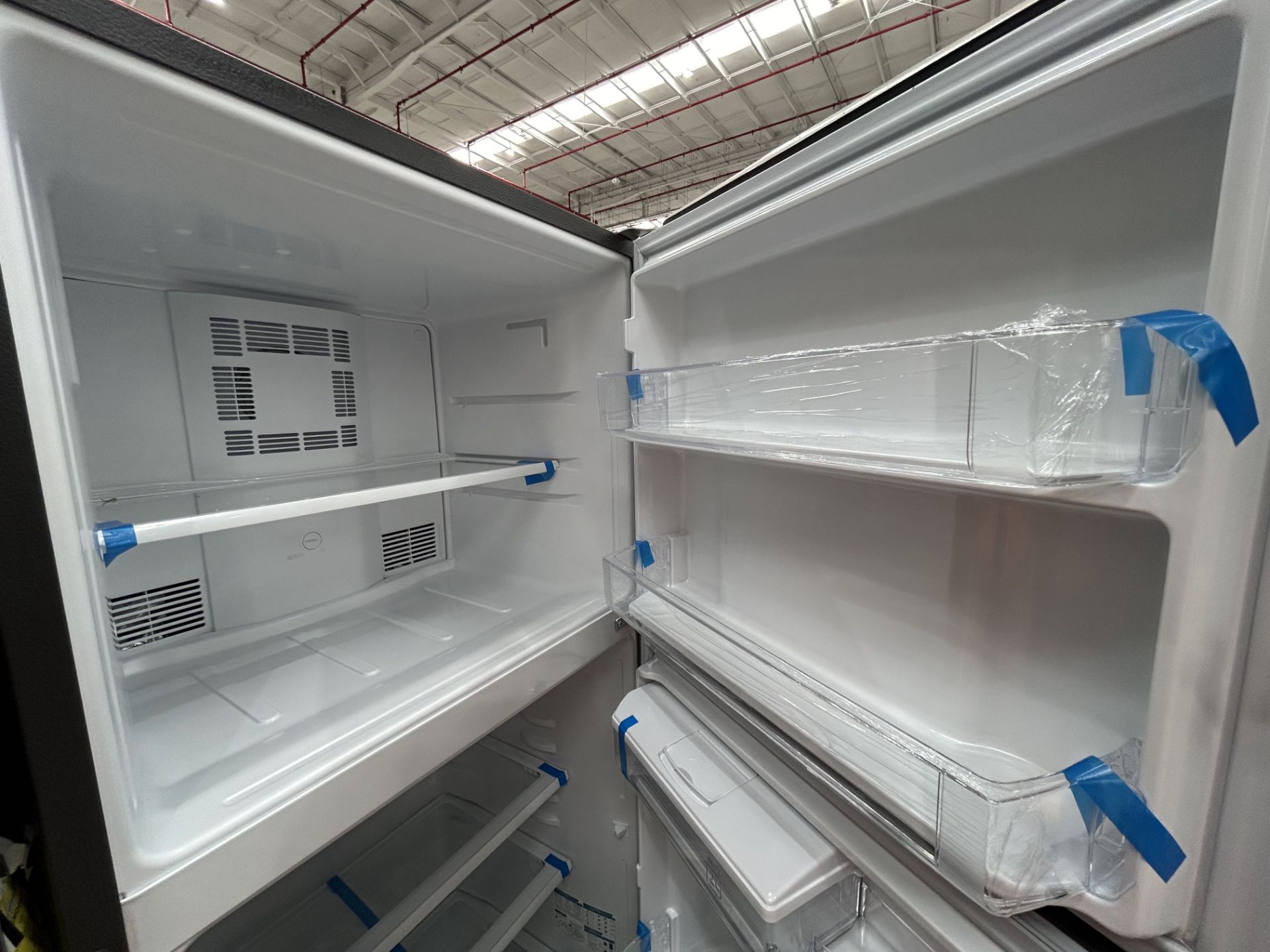 2 refrigeradores contiene: 1 refrigerador con dispensador de agua Marca MABE, Modelo RME360FDMRD, S - Image 6 of 8