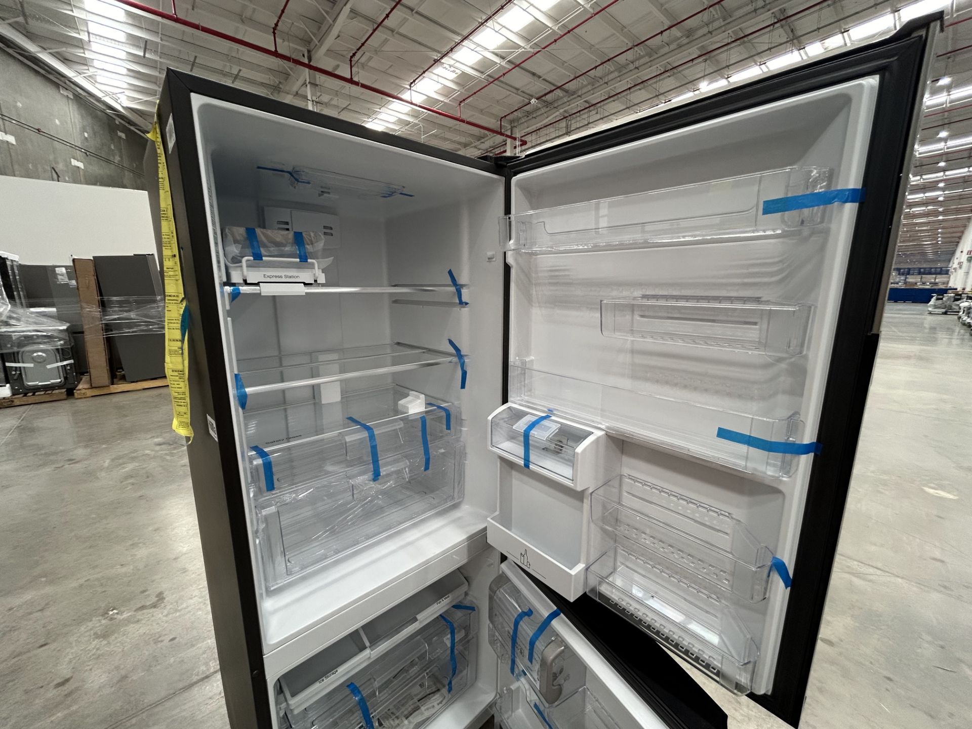 1 refrigerador con dispensador de agua Marca MABE, Modelo RMB520IBMRX, Serie 08447, Color GRIS (No - Image 4 of 6